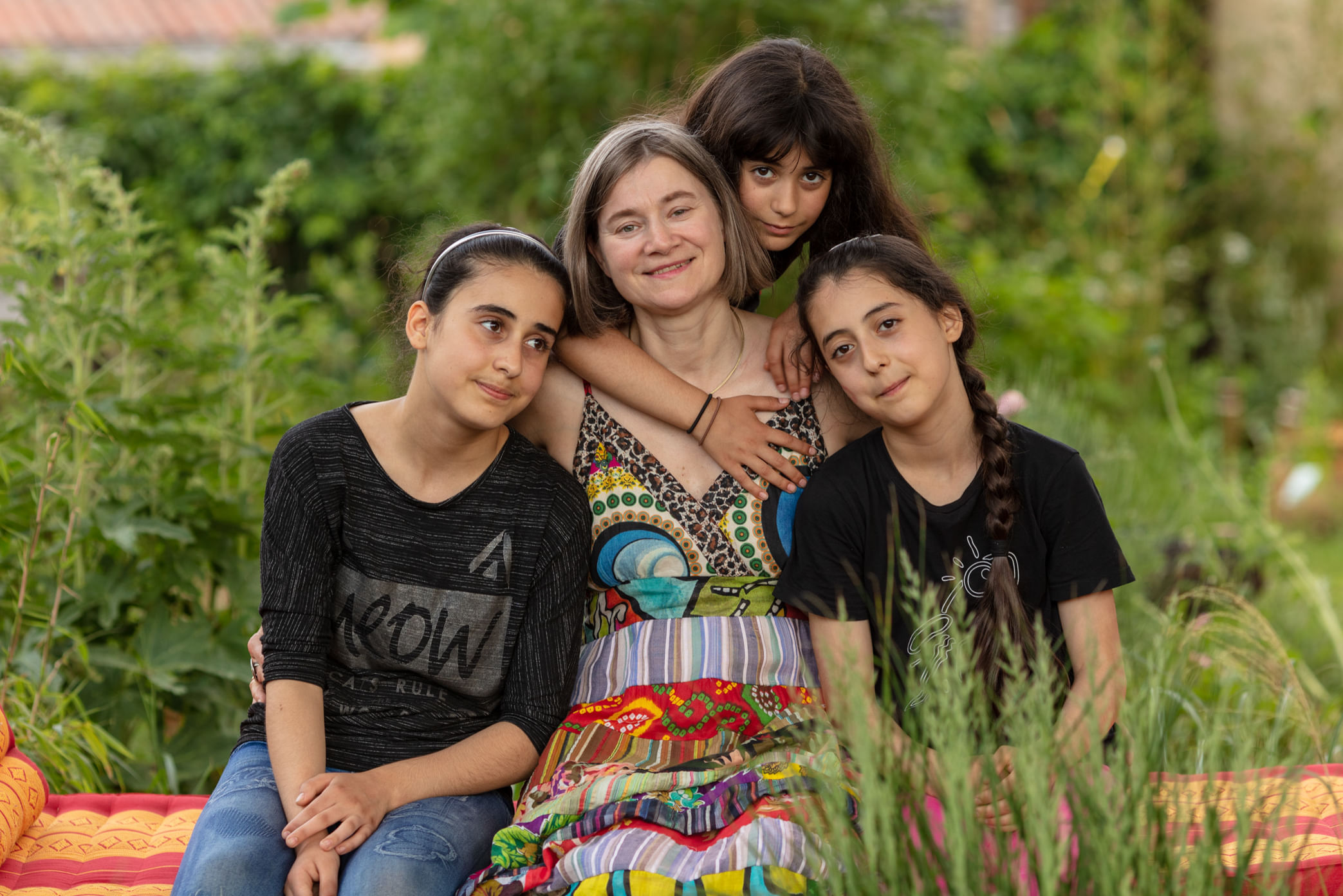 Die Bundestagesabgeordnete Anke Domscheit-Berg (Die Linke) hat Riem, Riham und Rana (v.l.) bei sich auf genommen.