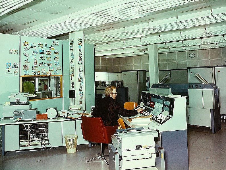 Bedienteil des Robotron 300, mit Lochkartenleser rechts im Hintergrund