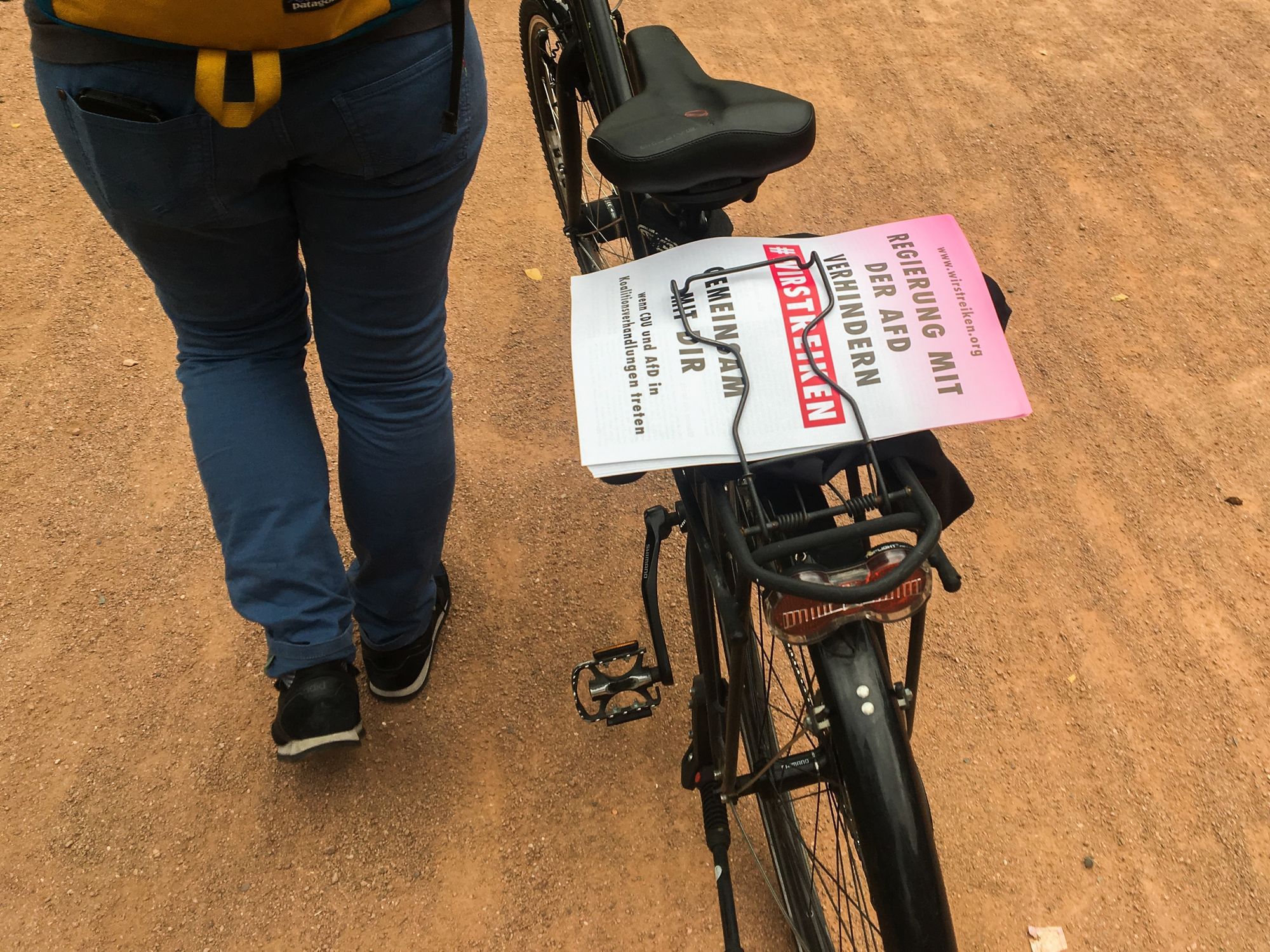 Die Flyer auf den Gepäckträger geklemmt, damit sie immer griffbereit sind.
