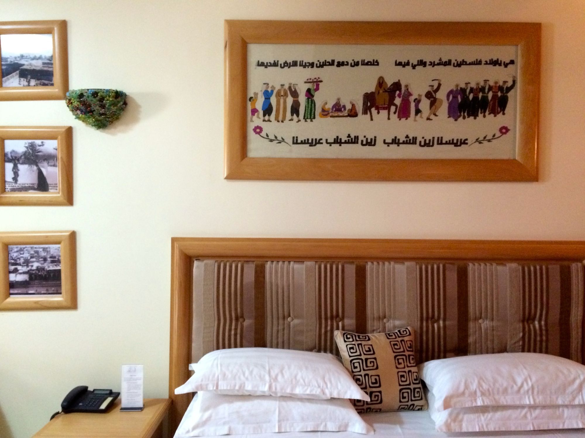 Die Dekoration in den Zimmern des Mathaf ist lokal gefertigte Handarbeit.