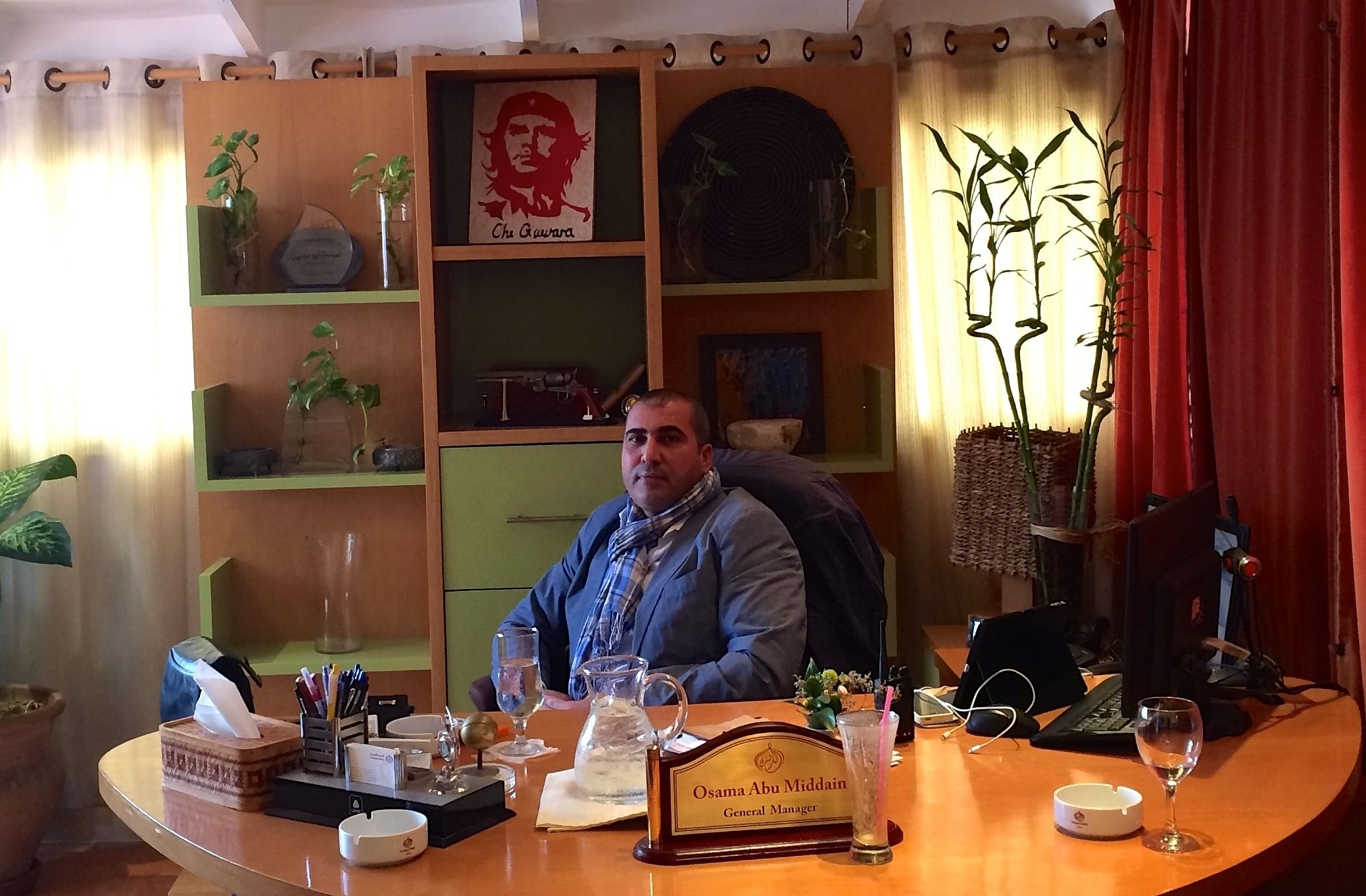 Osama Abu Middain, der dauerniedergeschlagene Manager des Deira Hotels