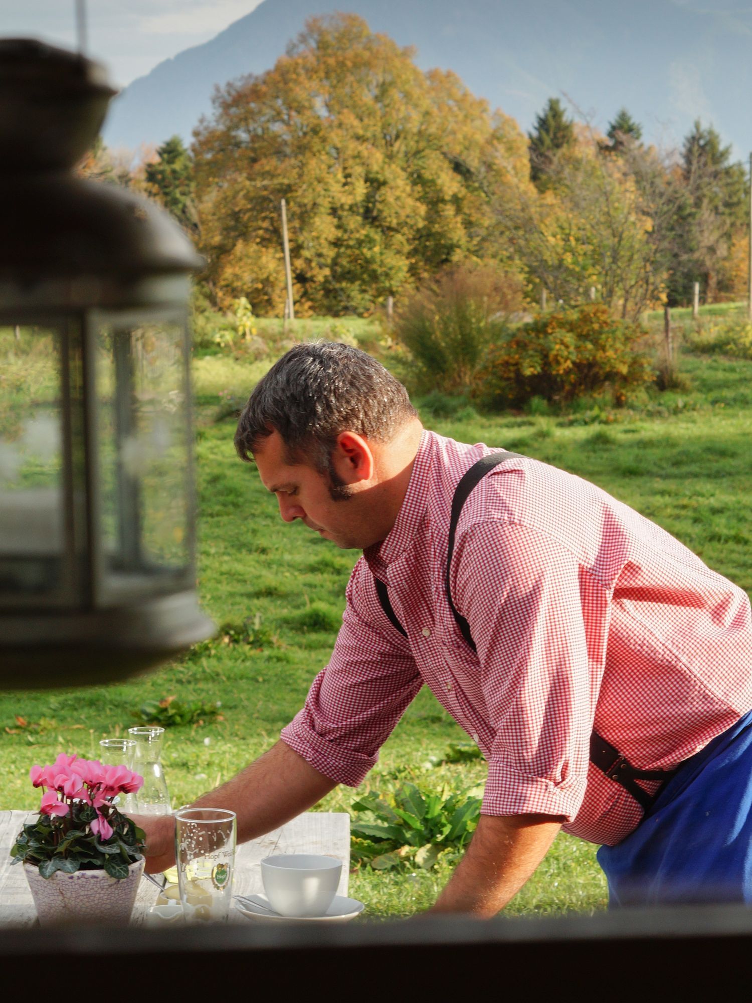 In dem hofeigenen Café arbeitet Bogner auch selbst mit und bedient die Gäste