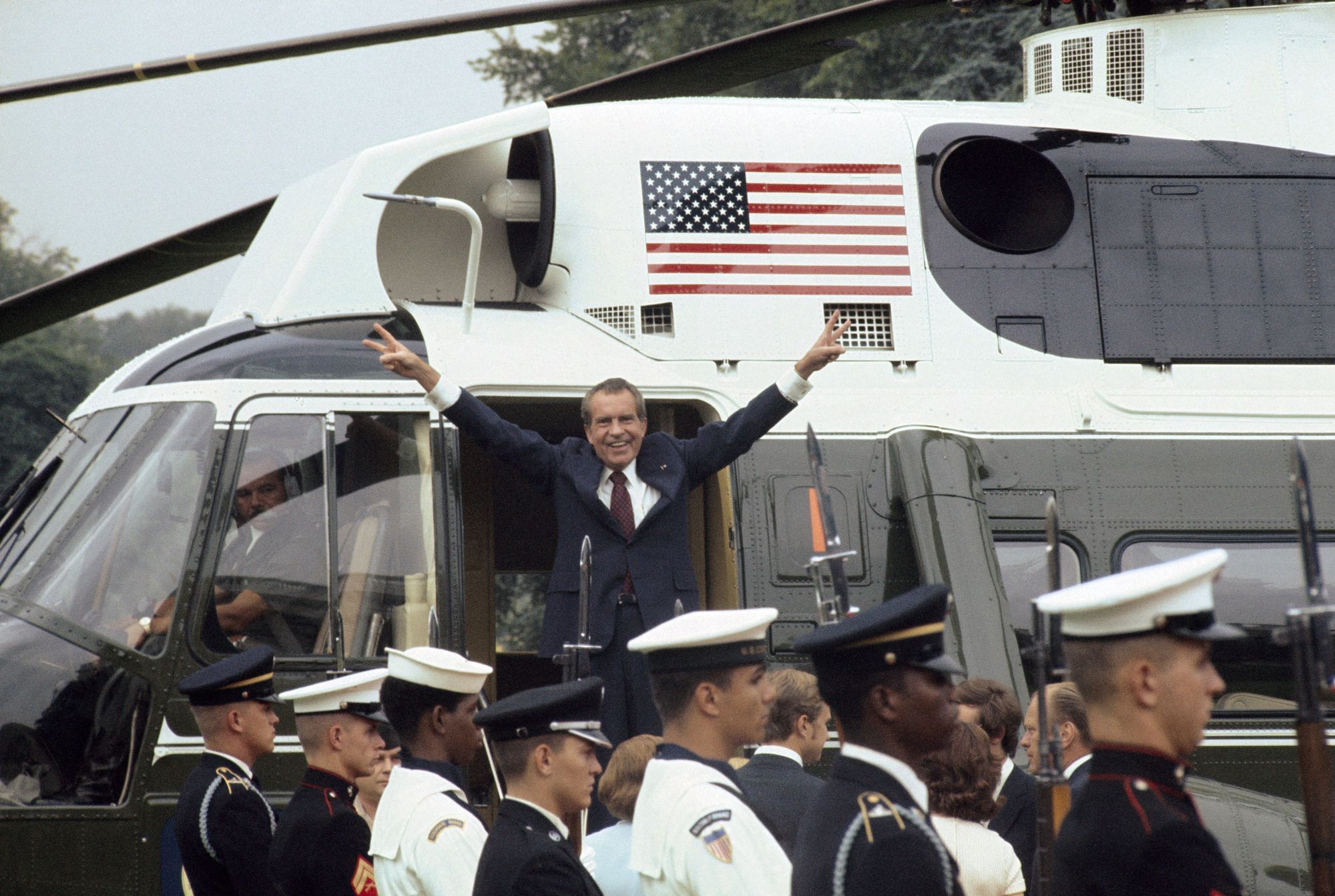 9. August 1974. Präsident Richard Nixon hat gerade seinen Rücktritt eingereicht. Kurz bevor er den “Army One” Helikopter besteigt, dreht er sich noch ein letztes Mal in Richtung Presse um und macht das Victory-Zeichen.