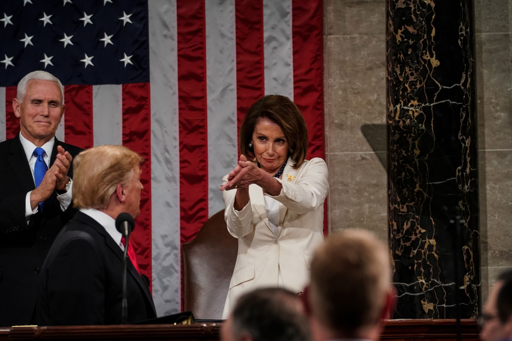 Die Mehrheitsführerin im Repräsentantenhaus, Nancy Pelosi, klatscht Präsident Donald Trump nach seiner “Ansprache zur Lage der Union” ironisch Beifall.
