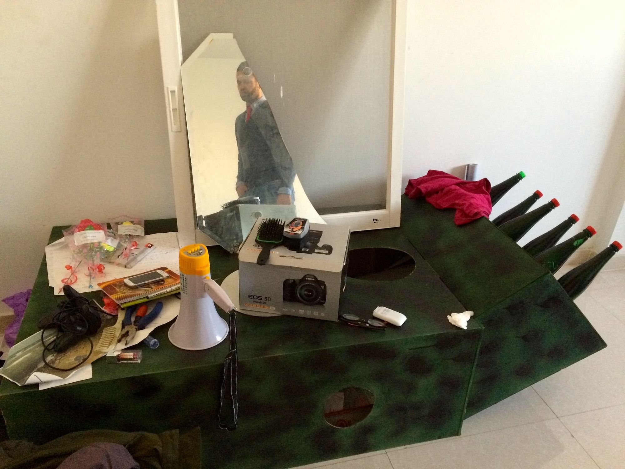 Den Krieg verarbeiteten die Jungs von Bsyazalma zu Sketchen. Ihre Requisiten bauen  sie sich selbst.