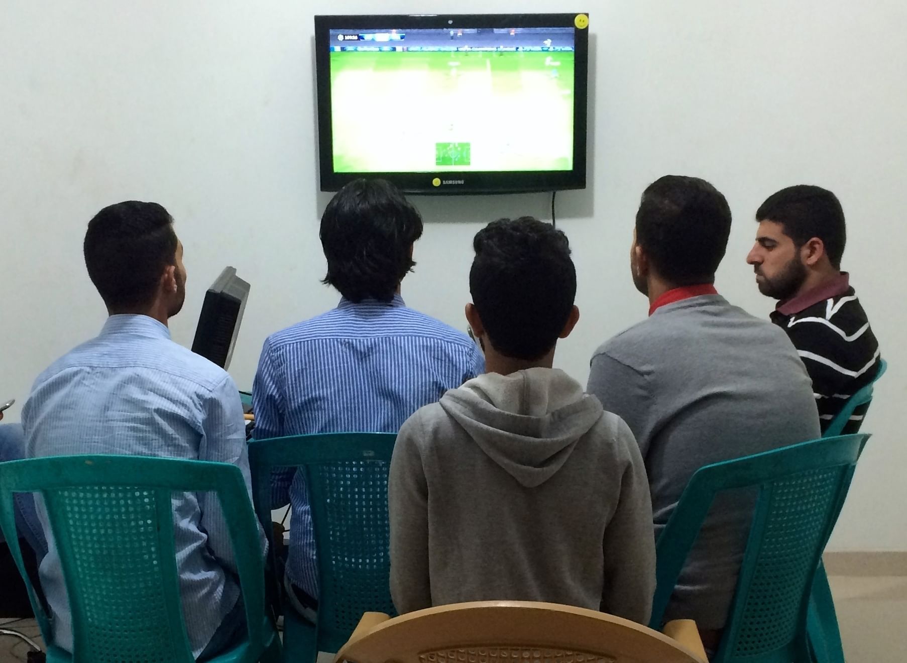 Nach der Arbeit - falls es Strom gibt - belohnt sich die Crew mit einer Runde Playstation.