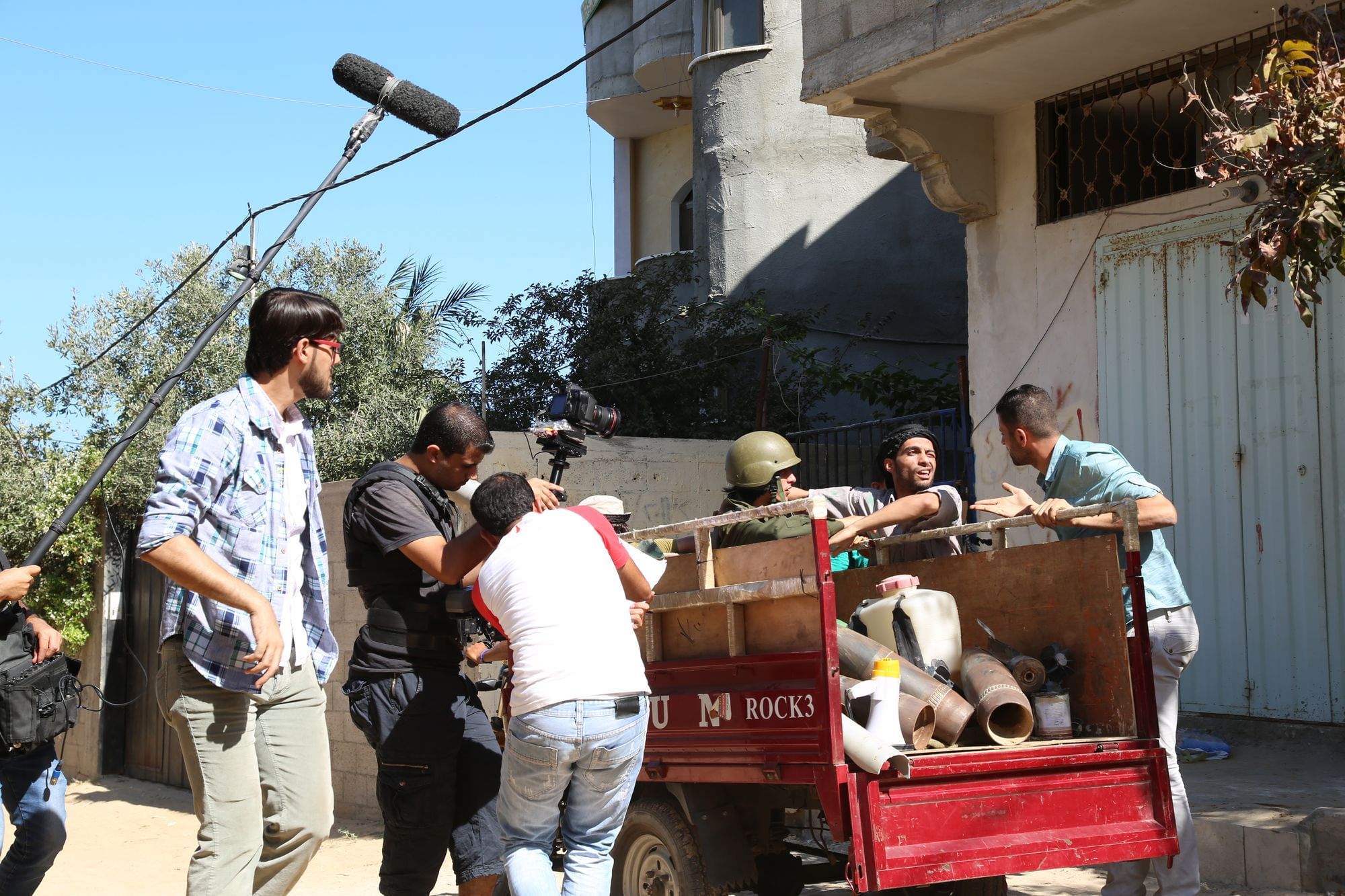 Der Krieg lieferte viel Material für schwarzen Humor:  Hier spielt Hescham einen "Müllsammler", der sich auf Raketen spezialisiert.