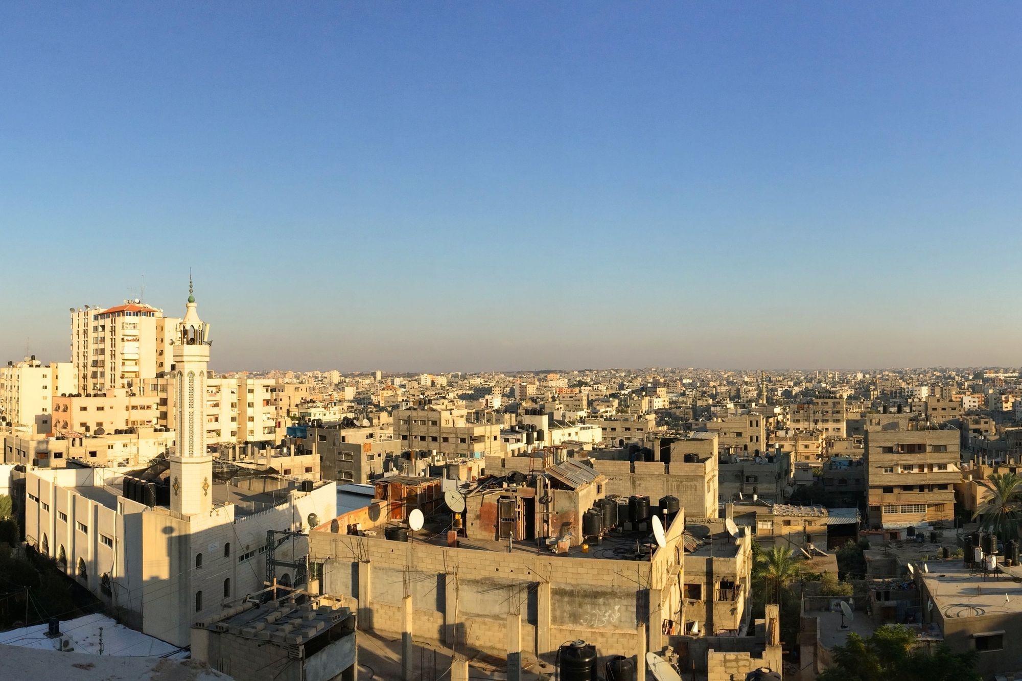 Die Aussicht vom Balkon der Firma: Dort, wo das Häusermeer endet, ist die Grenze zu Israel.