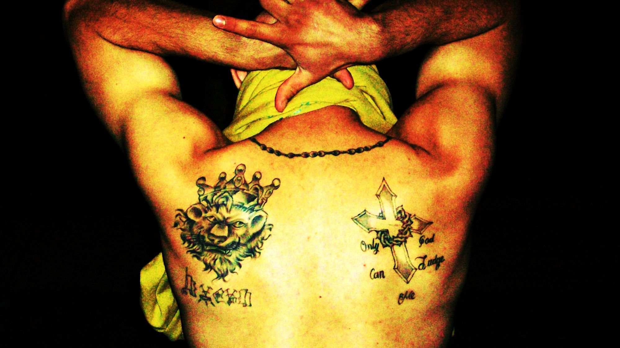 Ein Mitglied der Bande „Latin Kings“ zeigt seine Tattoos.