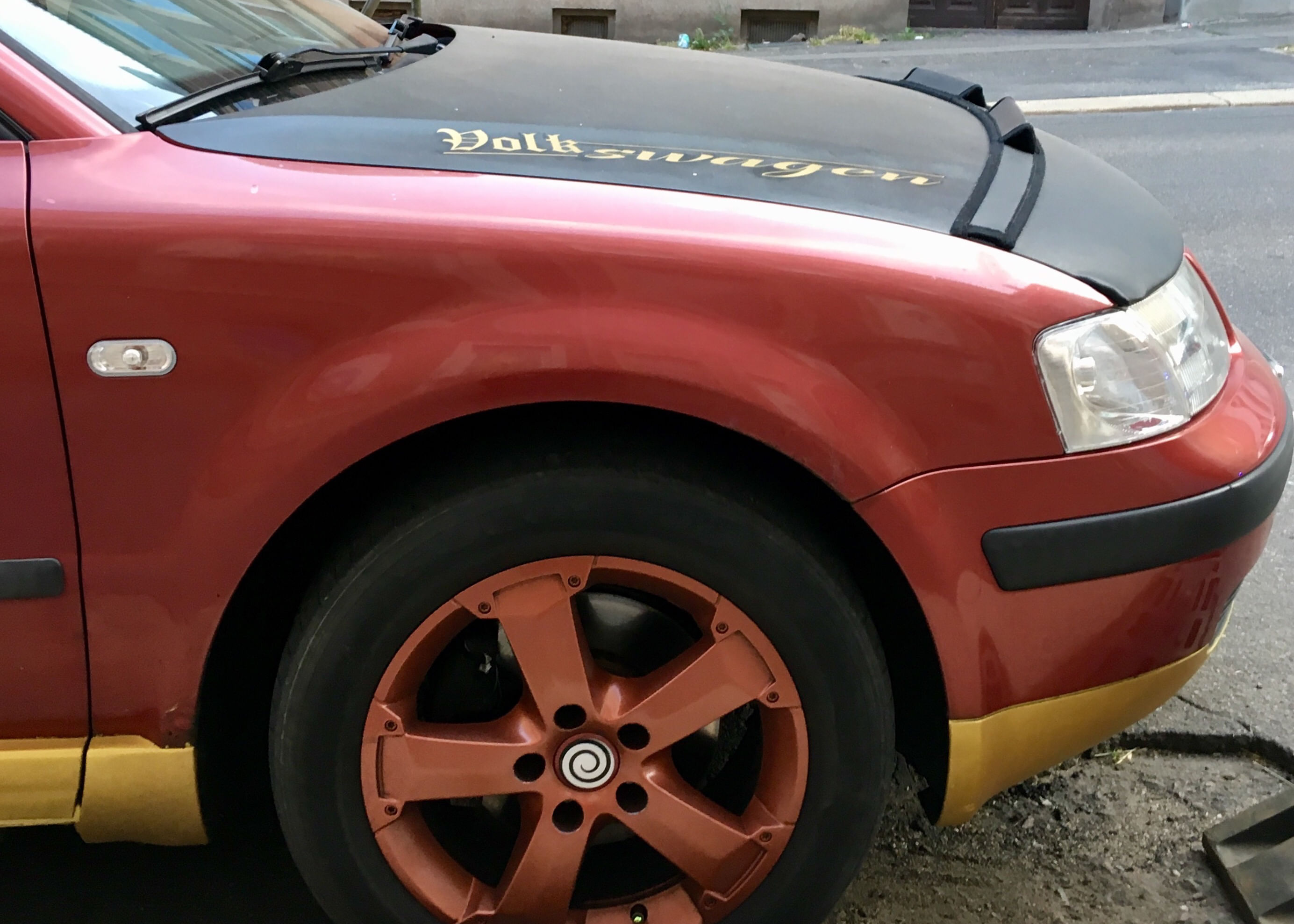 Der Volkswagen-Fanclub Karl-Marx-Stadt mit einem Mottowagen zum Thema Identitätskrise.