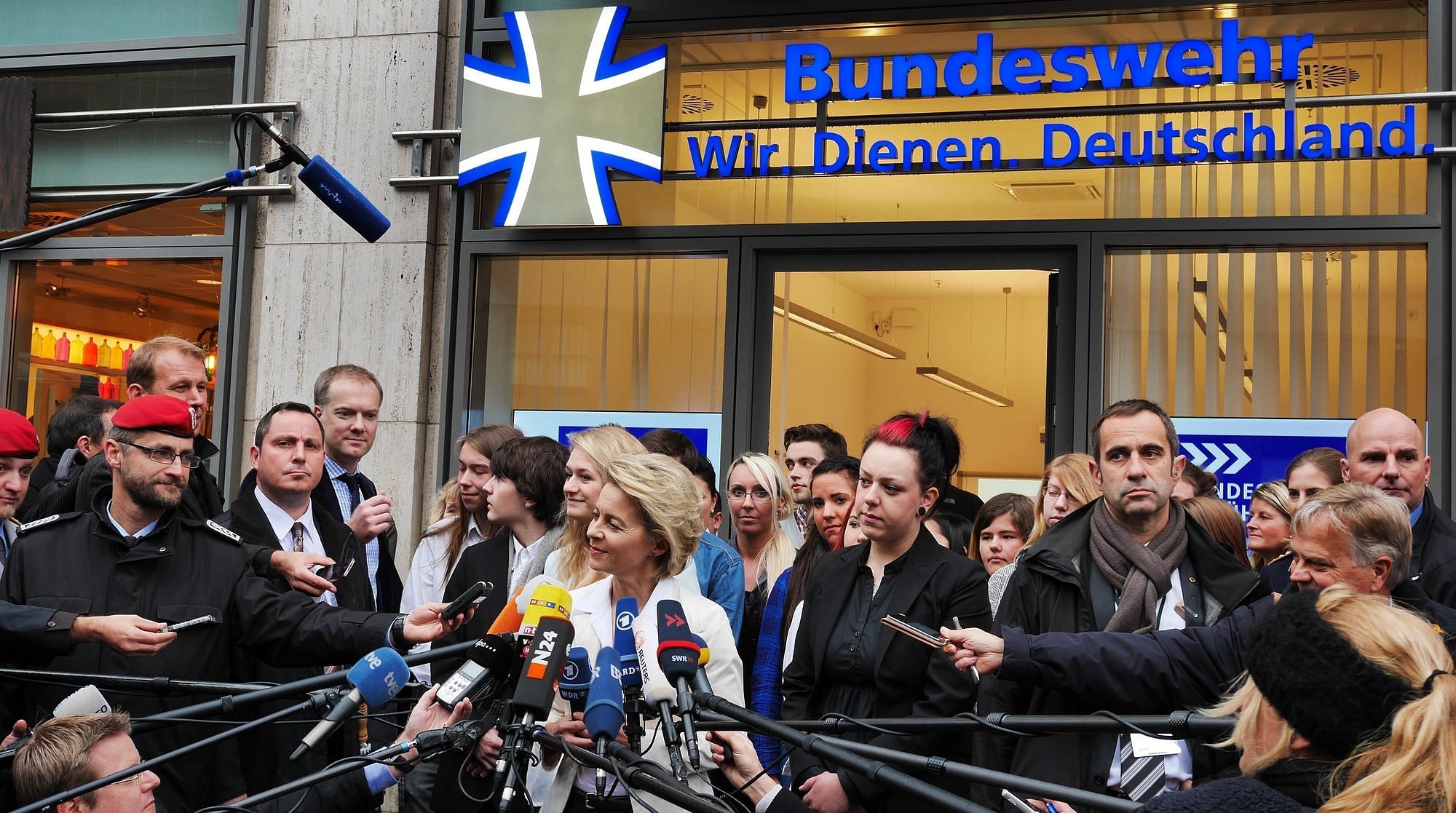 Von der Leyen eröffnet den ersten Bundeswehr-"Showroom" in Berlin.