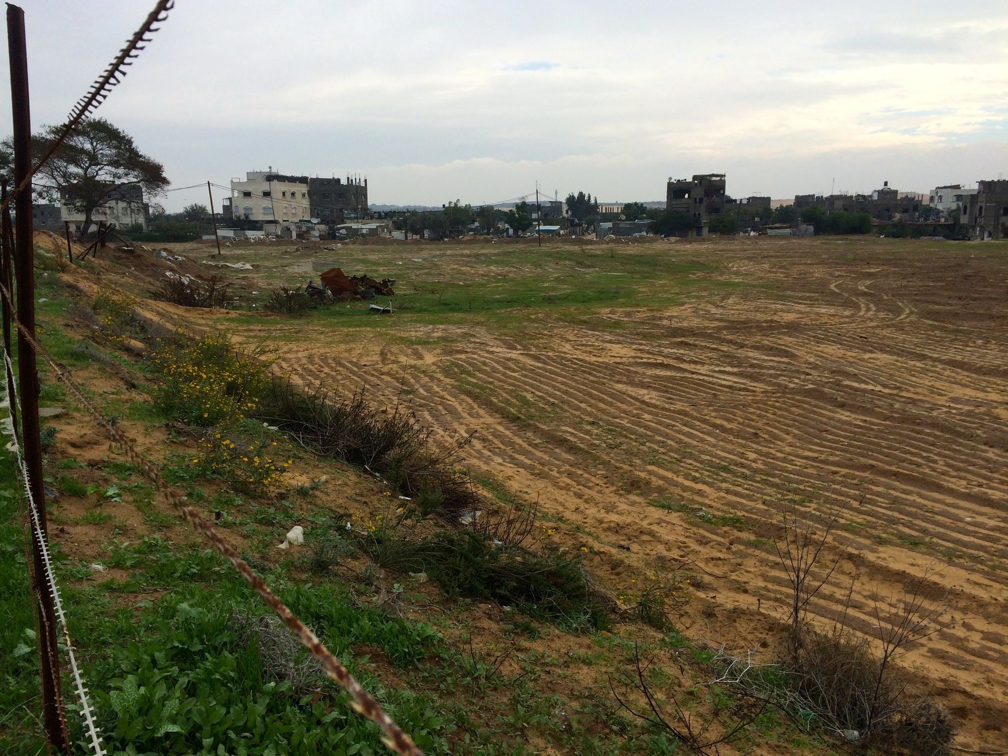 Zwischen den Feldern sieht man die Spuren der israelischen Panzer, die im Sommer während der Bodenoffensive durch Beit Lahiya kamen