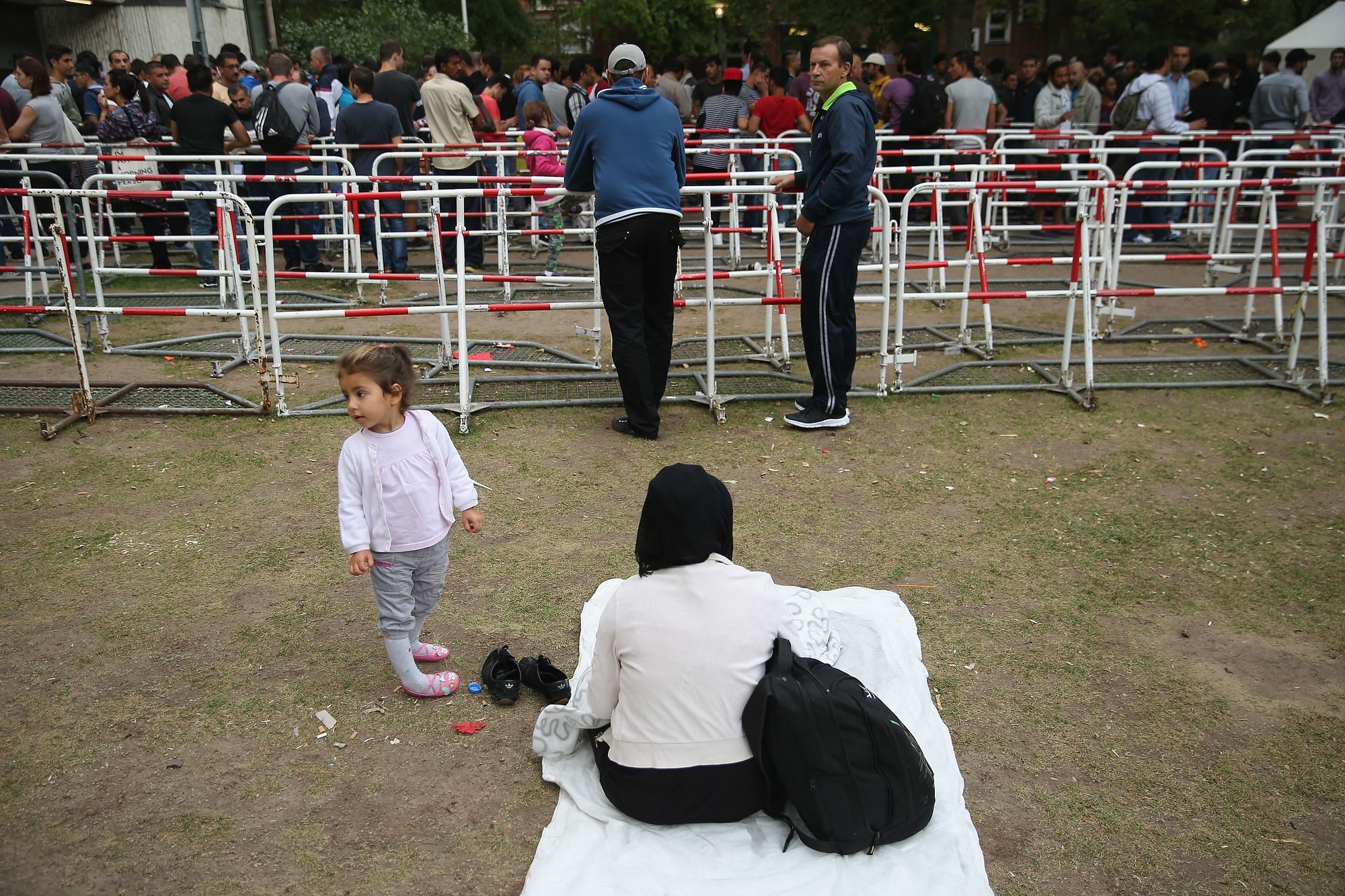 Asylsuchende stehen im August 2015 am Berliner Landesamt für Gesundheit und Soziales Schlange