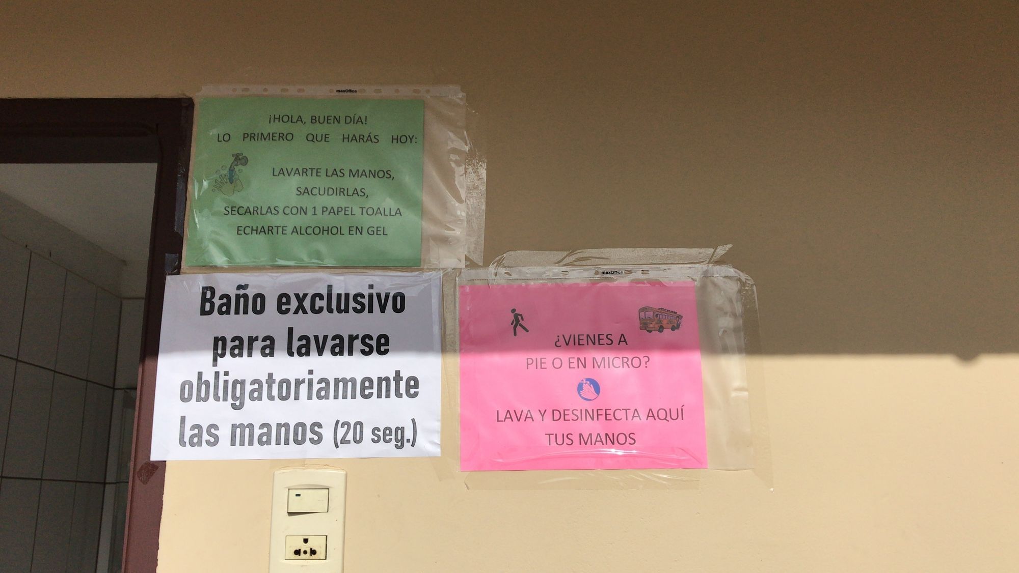 Sabine wird in Bolivien mit vielen Plakaten zu Hygiene aufgerufen