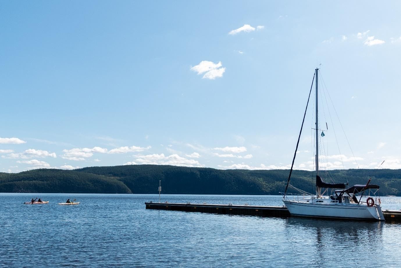 Neben Kreuzfahrtschiffe, Segelschiffe und Kanus könnten innerhalb weniger Jahre auch 150-200 LNG-Tanker jährlich den Fjord überqueren, hier am Naturresort Cap Jaseux.