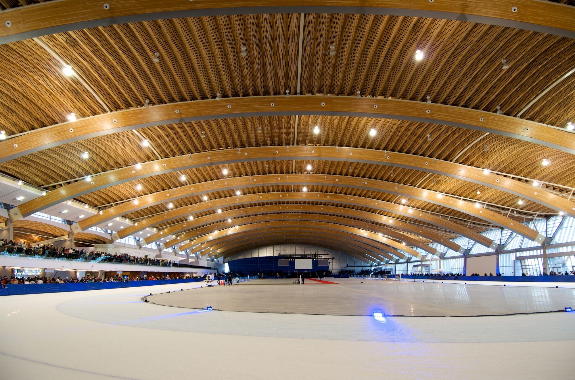 Innenraum einer Sporthalle mit Dach aus Holz