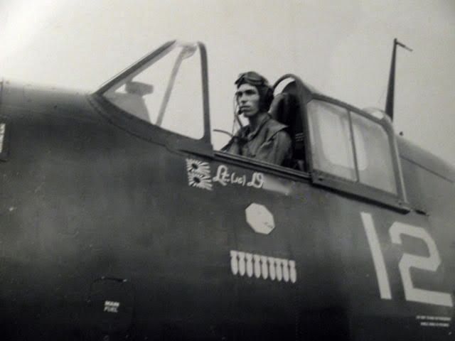Mann sitzt in altem Flugzeug