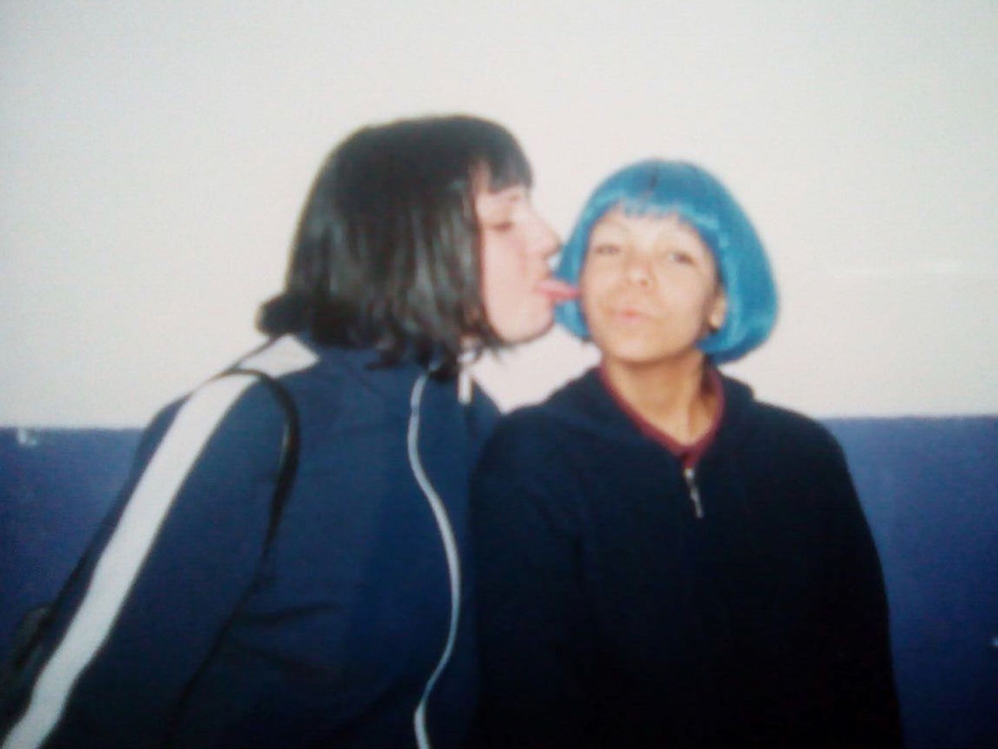 Wir sehen die Autorin im Alter von ca. 13 Jahren mit blauen Haaren – ein zweites Mädchen streckt neben ihr der Autorin Zunge raus, es ist dennoch ein freundschaftliches Bild.