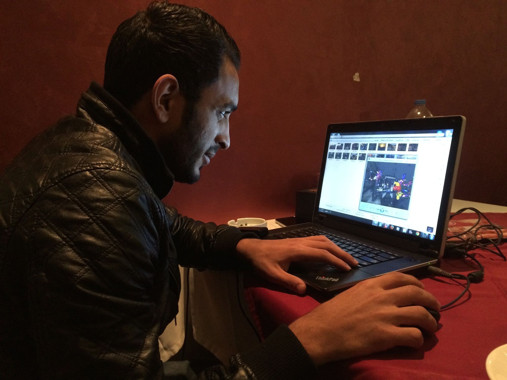 Ezz al Zanoon bei der Arbeit an der Bilderstrecke.