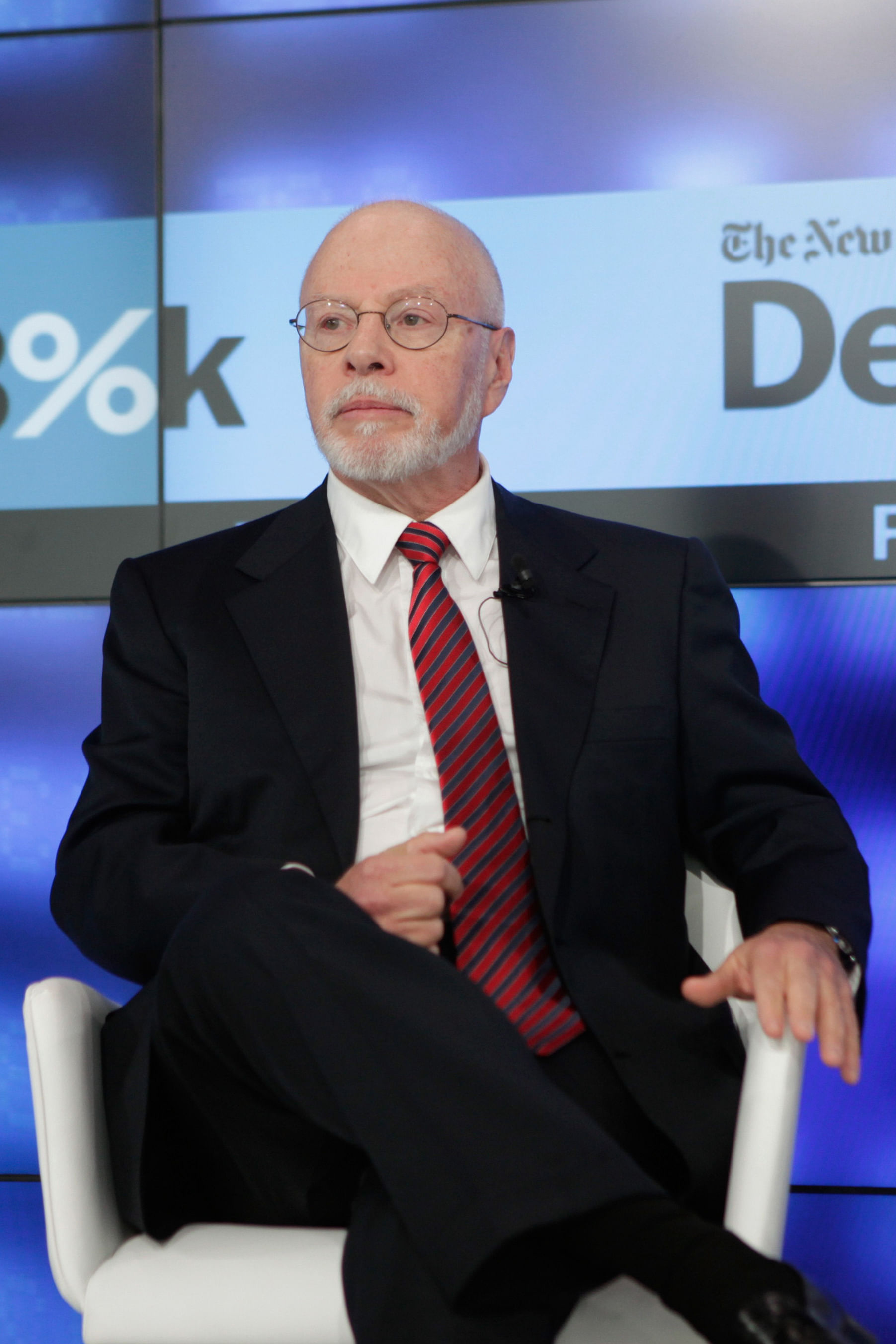 Paul Singer, Gründer und Präsident der Elliot Management Corporation, spricht auf der Bühne während der New York Times DealBook-Konferenz im One World Trade Center am 11. Dezember 2014 in New York City