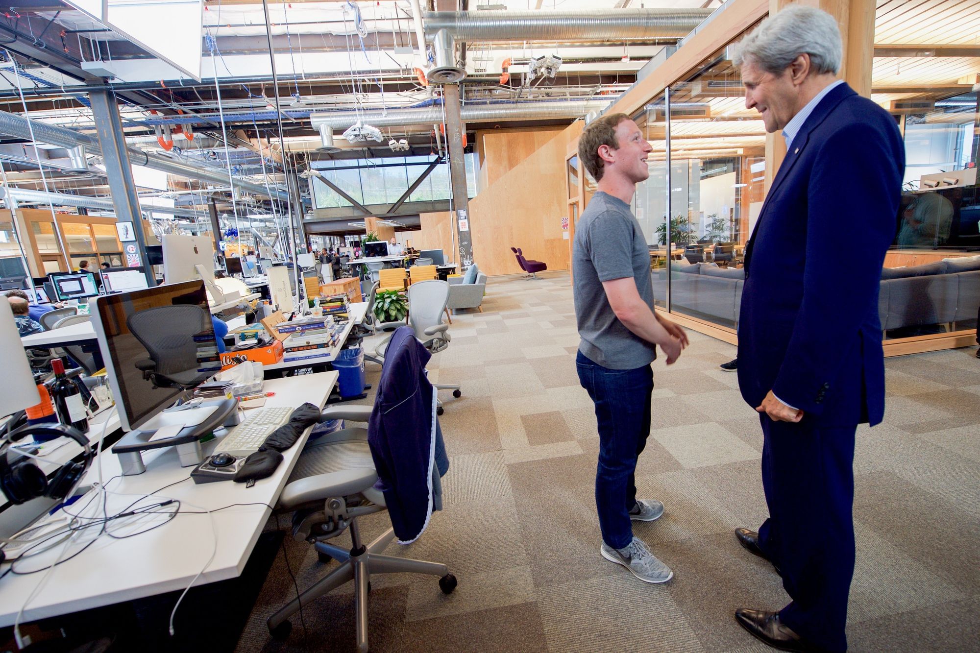 US-Außenminister John Kerry im Gespräch mit Facebook-CEO Mark Zuckerberg in der Facebook-Zentrale in Menlo Park, Kalifornien, 23. Juni 2016.