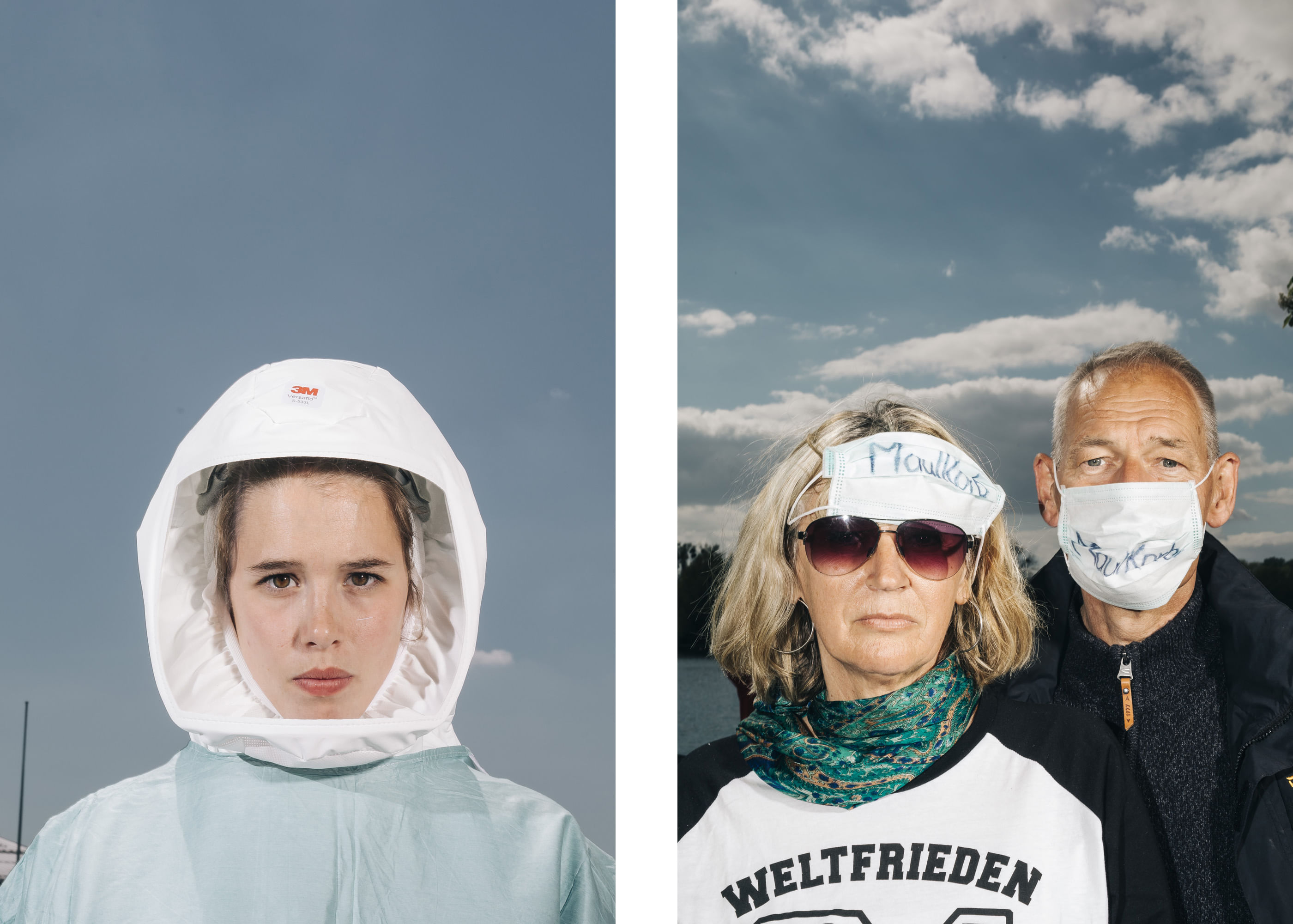 Links: Soldatin Adriana Helfen trägt einen Schutzanzug. Rechts: Ilona W. und ihr Ehemann Andreas haben auf ihre Mundschutze "Maulkorb" geschrieben. Auf Ilona W.s T-Shirt steht "Weltfrieden".