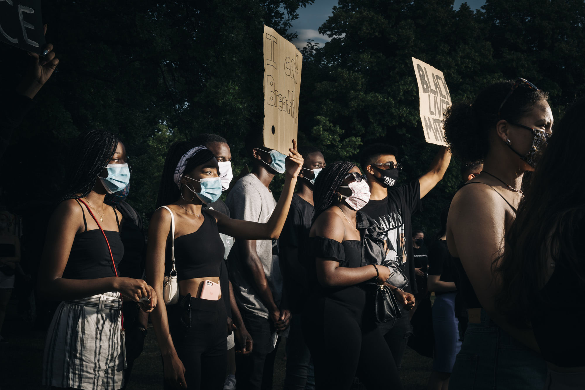 Eine Gruppe Demonstrant:innen hält Schilder mit der Aufschrift "Black Lives Matter" und "I can't breath".