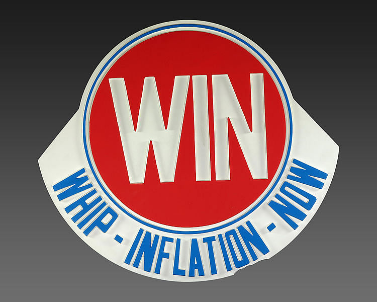 Ein roter Button mit weißen Buchstaben, auf dem WIN und darunter "Whip Inflation Now" steht