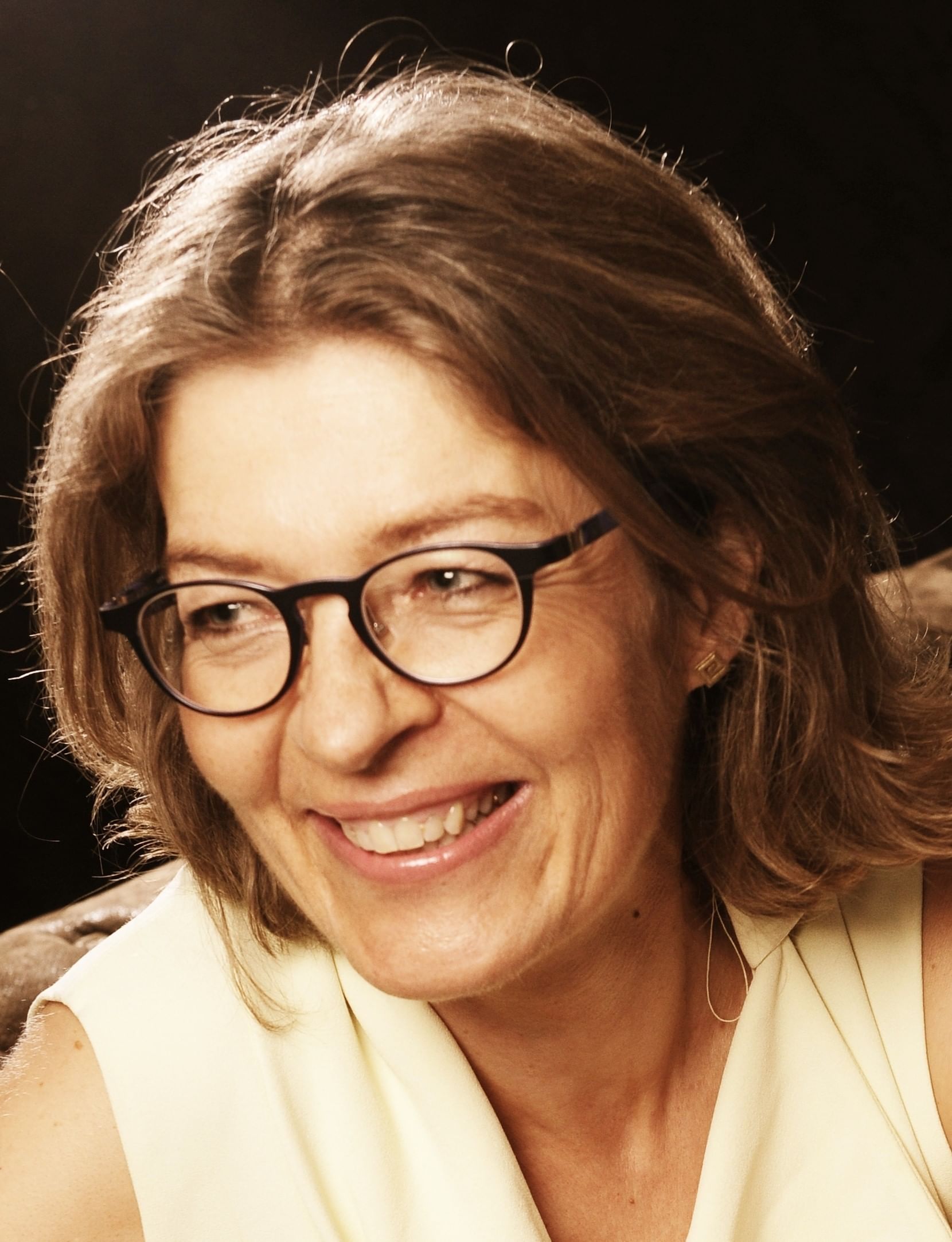 Ein Porträt von Maria-Sibylla Lotter, die lächelnd nach links schaut. 