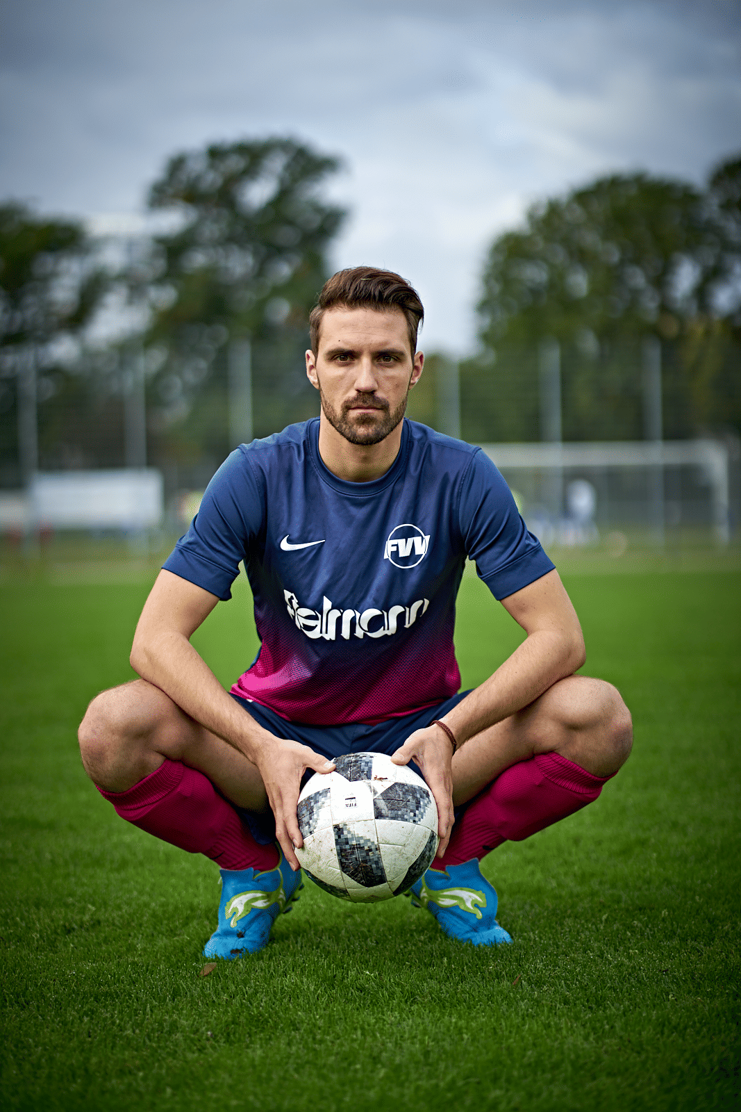 Portät von Benjamin Näßlers- Mr Gay Germany, in einem Fußballtrikot.