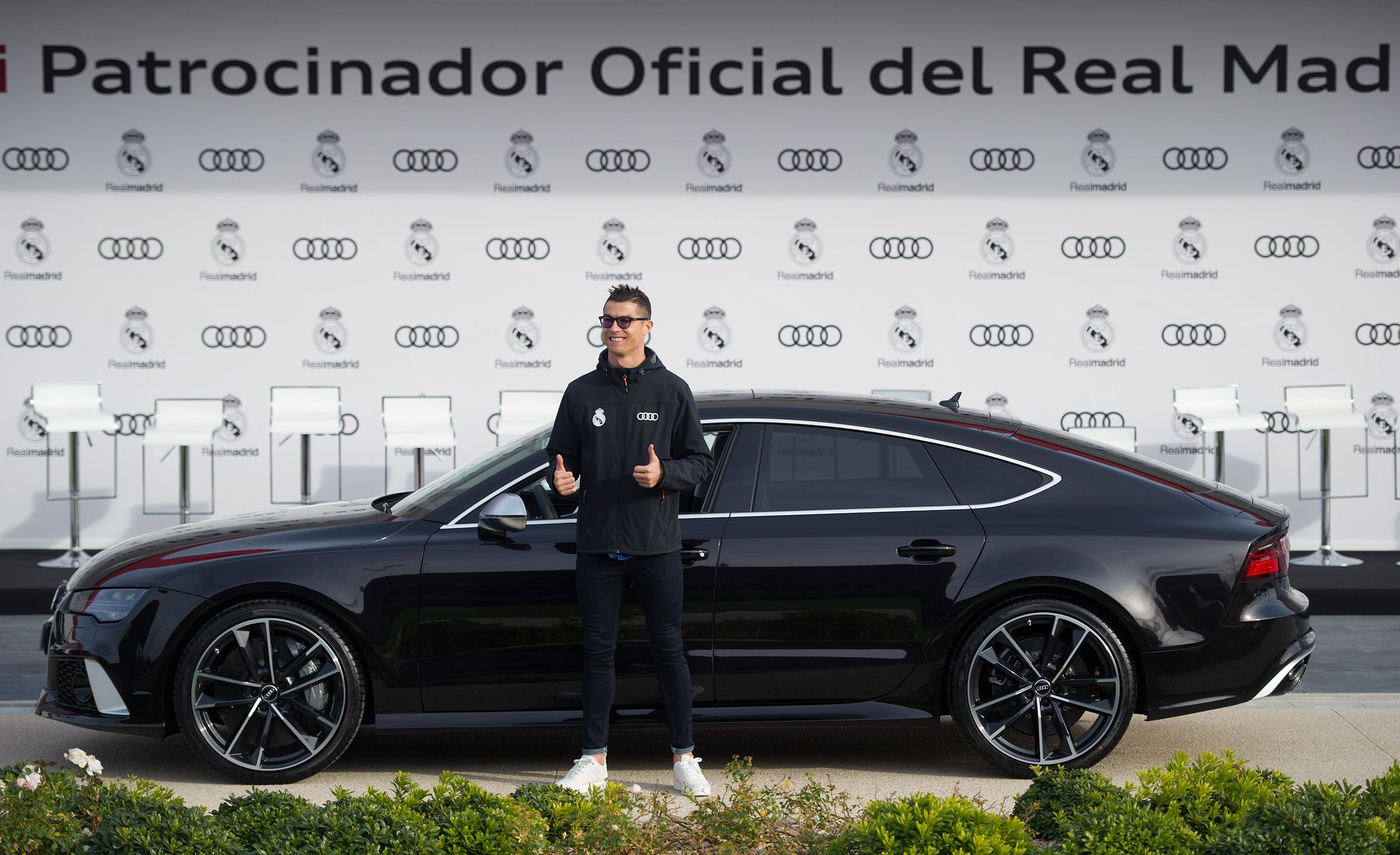 Cristiano Ronaldo von Real Madrid CF posiert für ein Foto, nachdem er ein neues Audi-Auto als Teil eines laufenden Sponsorendeals mit Real Madrid auf dem Trainingsgelände Ciudad Deportivo am 23. November 2017 in Madrid, Spanien, überreicht bekommen hat.