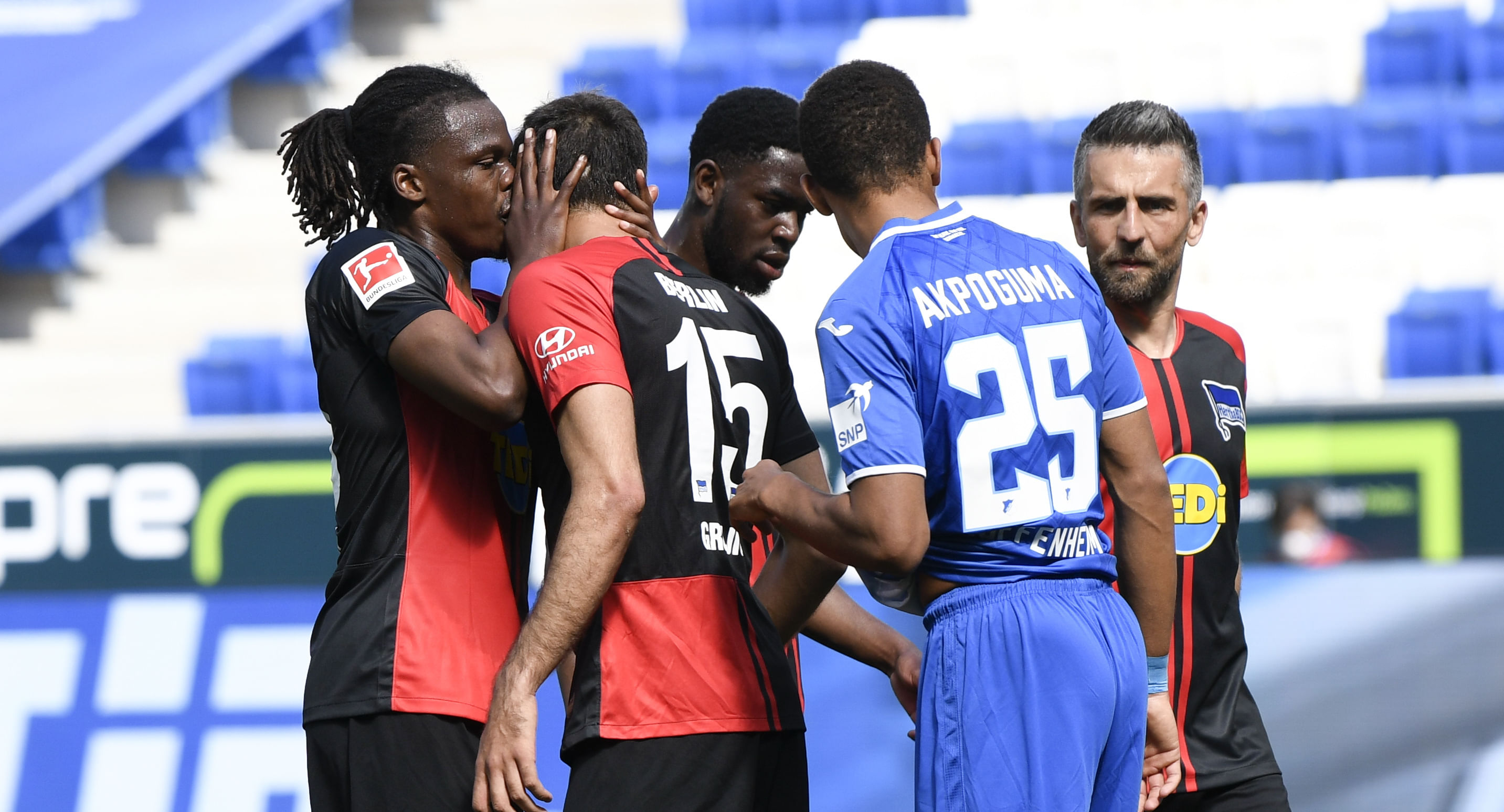 Dedryck Boyata von Hertha BSC spricht mit seinem serbischen Teamkollegen Marko Grujic, die beiden sind sich sehr nah und es erweckt den Eindruck einer intimen Handlung wie einem Kuss.