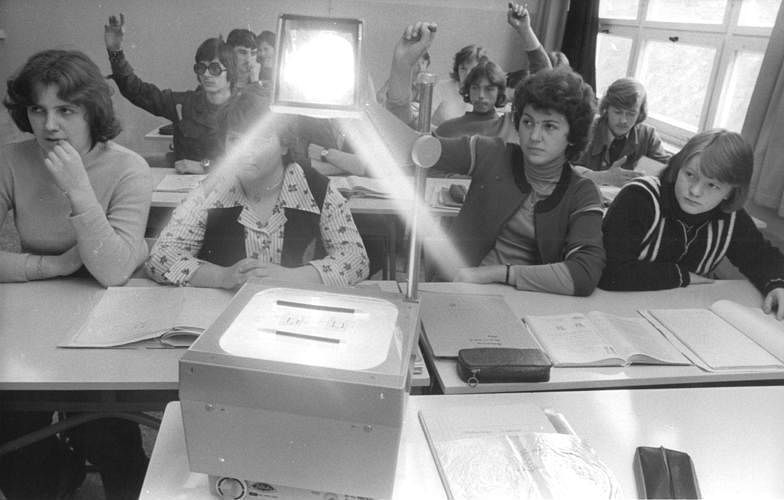 Ein Overheadprojektor in einer Berufsschulklasse im Jahr 1978.