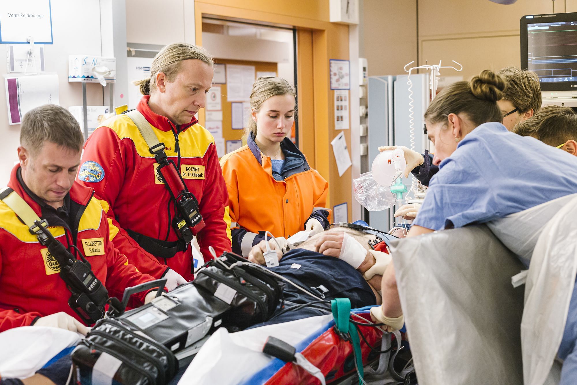 Eine Gruppe Sanitäter*innen liefert ein*e Patient*in ein.