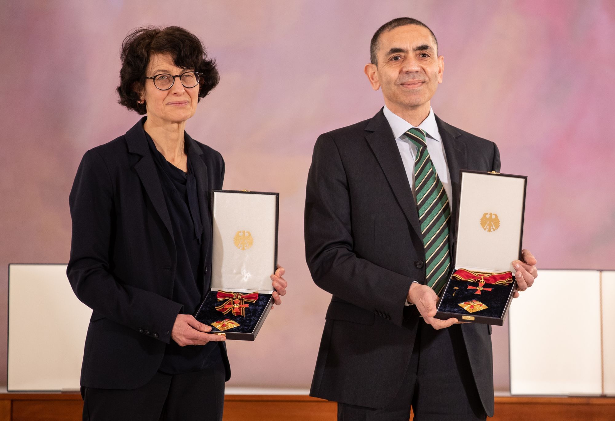 Oezlem Tuereci (links) und Ugur Sahin (rechts), Gründer*innen der Biontech SE, posieren nach der Verleihung des Bundesverdienstkreuzes durch Bundespräsident Frank-Walter Steinmeier im Schloss Bellevue am 19. März 2021 in Berlin, Deutschland.