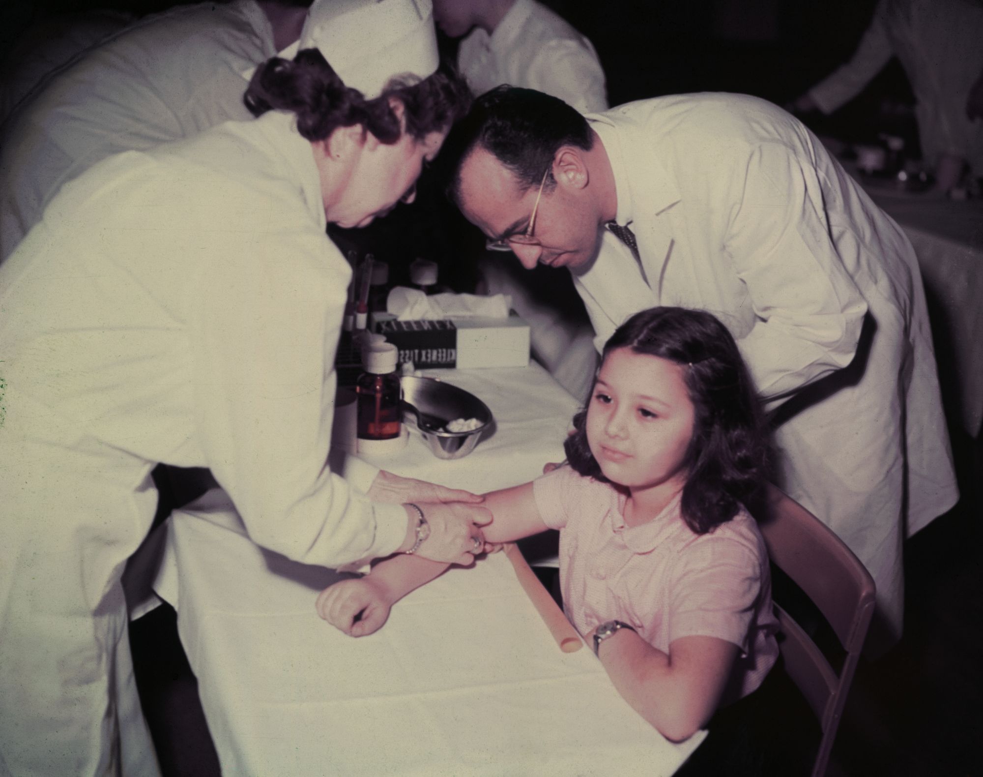 Dr. Jonas E. Salk und eine Krankenschwester verabreichen Pauline Antloger in der Sunnyside-Schule in Pittsburgh, Pennsylvania, eine Polio-Impfung.