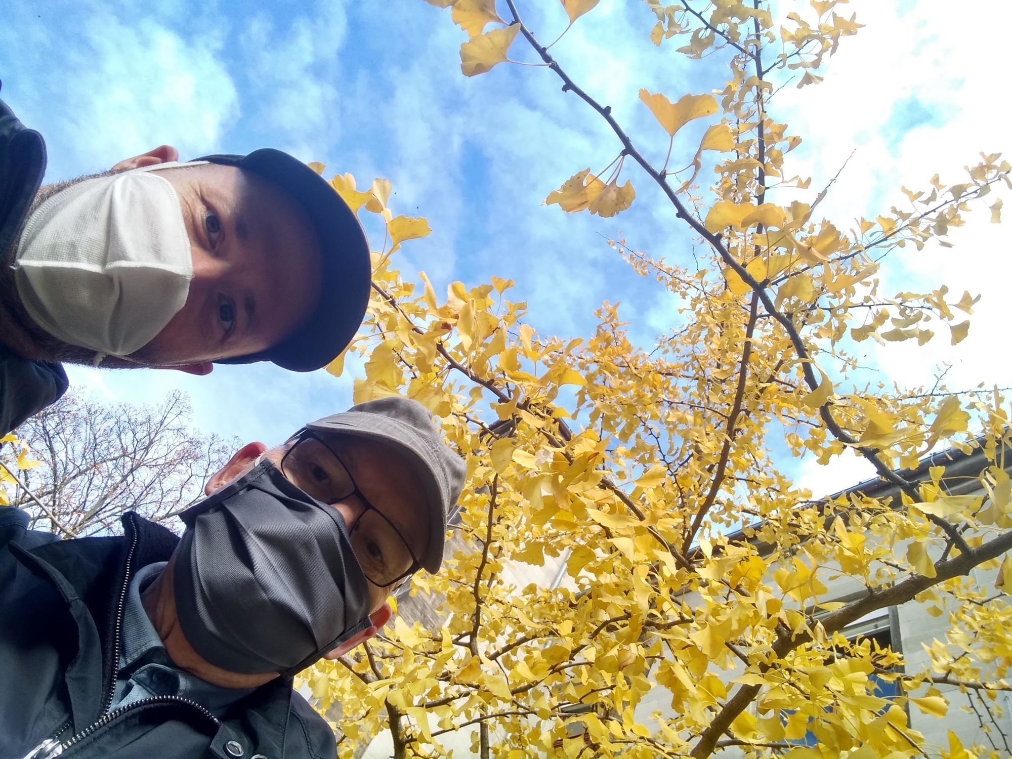 Selfie; wir sehen am linken mittleren Rand einen jüngeren Mann, Simon, und am unteren linken Rand einen älteren Mann, Simons Vater.