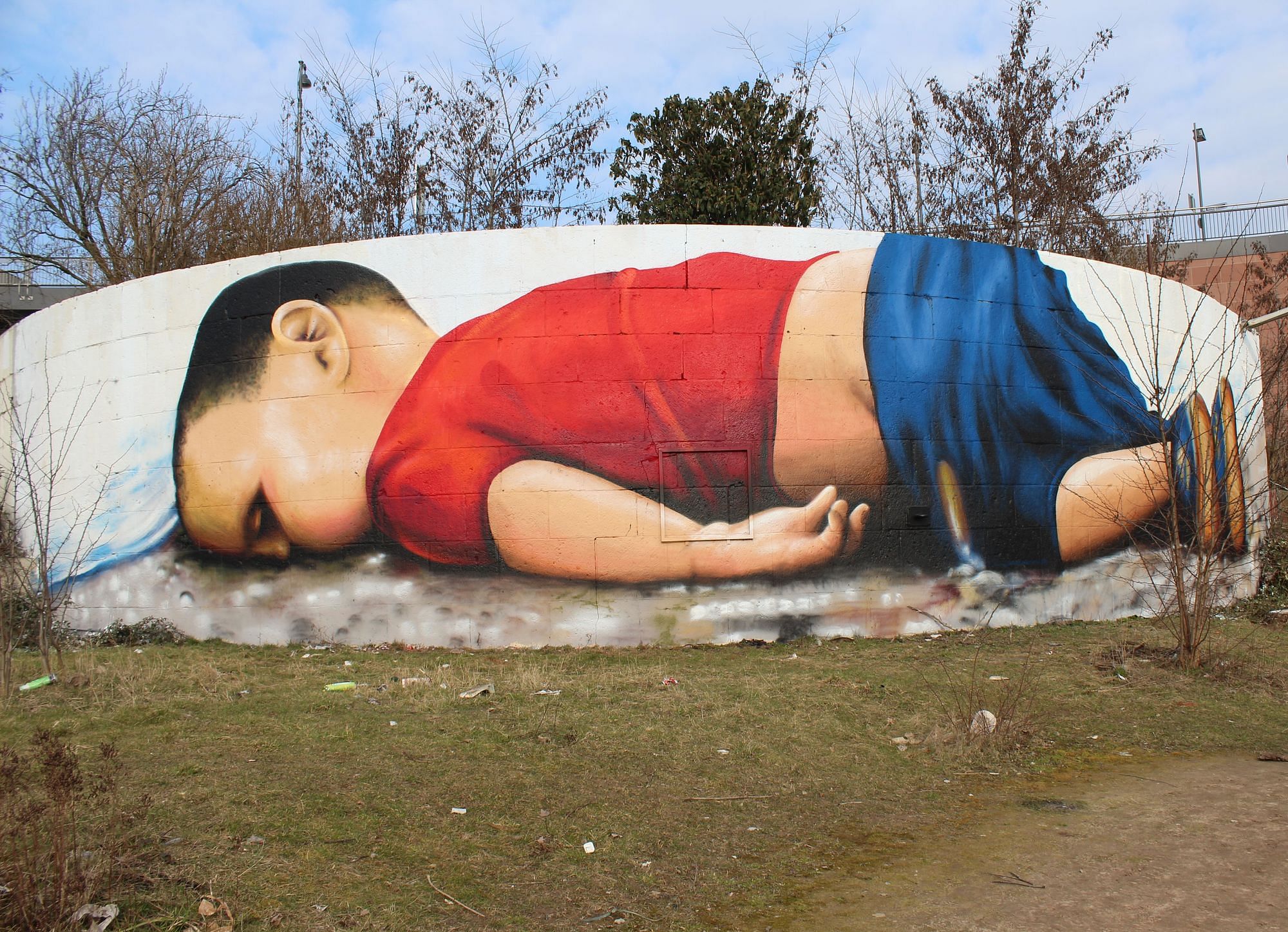 Gemälde des ertrunkenen syrischen Kindes Aylan Kurdi ist an einer Wand in der Nähe der Europe Central Bank in Frankfurt zu sehen.