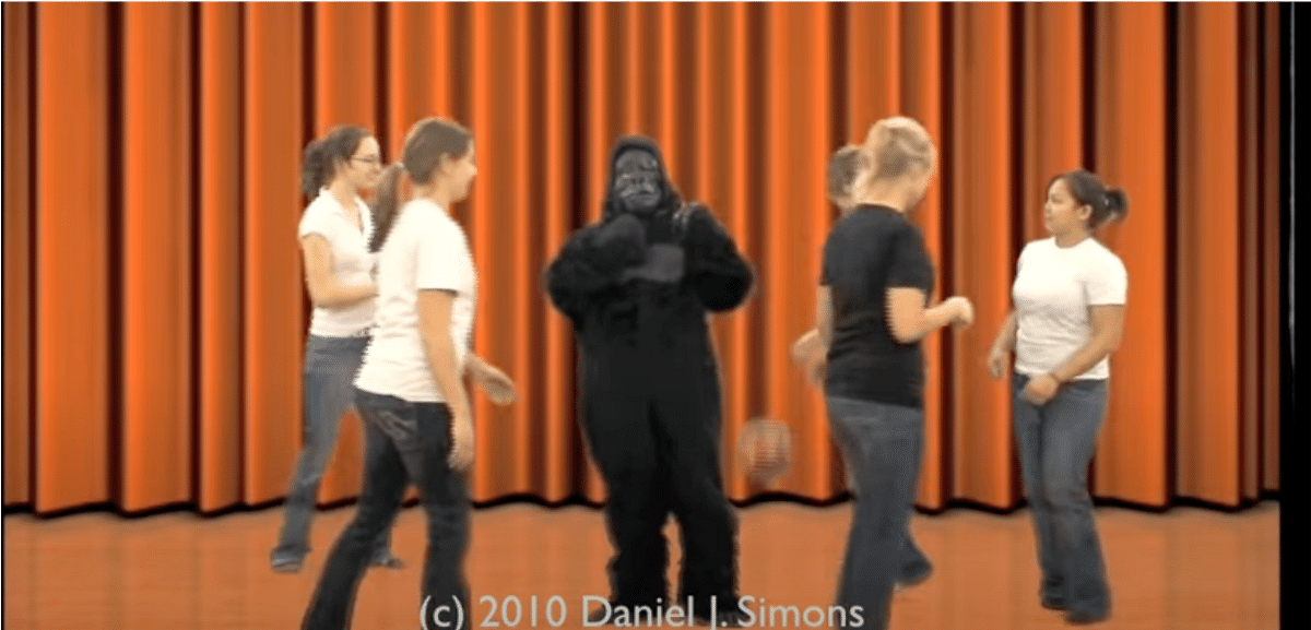 Ein Screenshot des Videos, bei dem sich zwischen den Spieler:innen ein Gorilla auf die Brust trommelt.