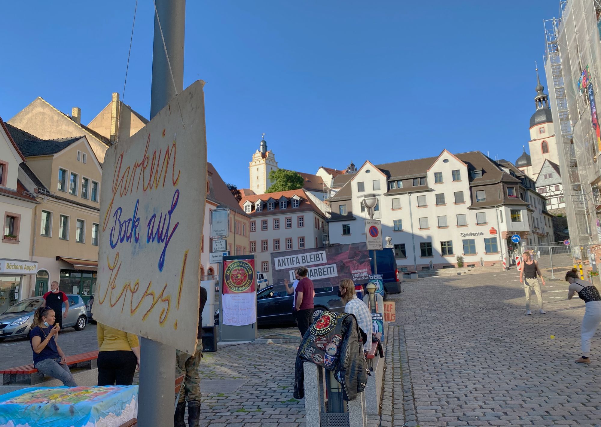 Der Marktplatz von Colditz, eine Antifa Versammlung welche sich an die Zivilgesellschaft richtet und dazu einlädt, miteinander in Kontakt zu kommen.