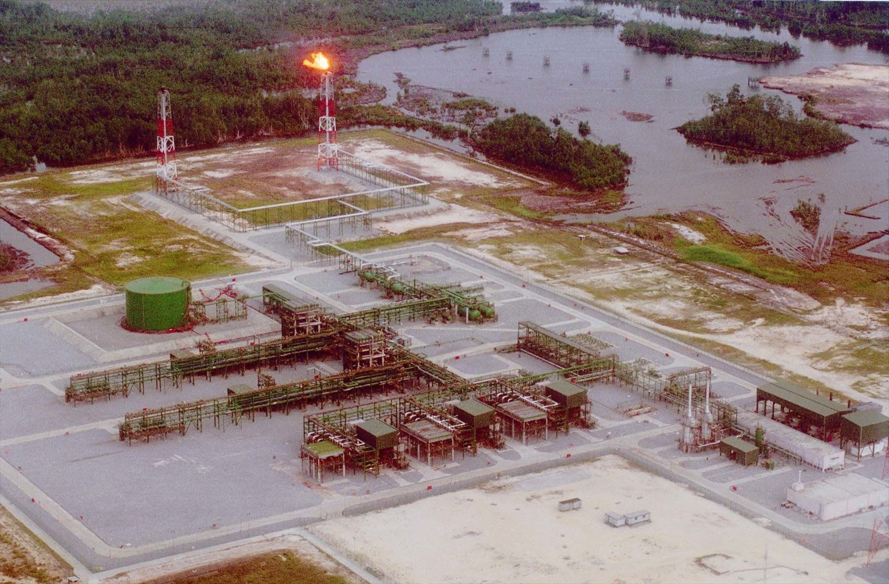 Eine Shell-eigene Pumpstation im Nigerdelta in Nigeria mit brennender Gasfackel.