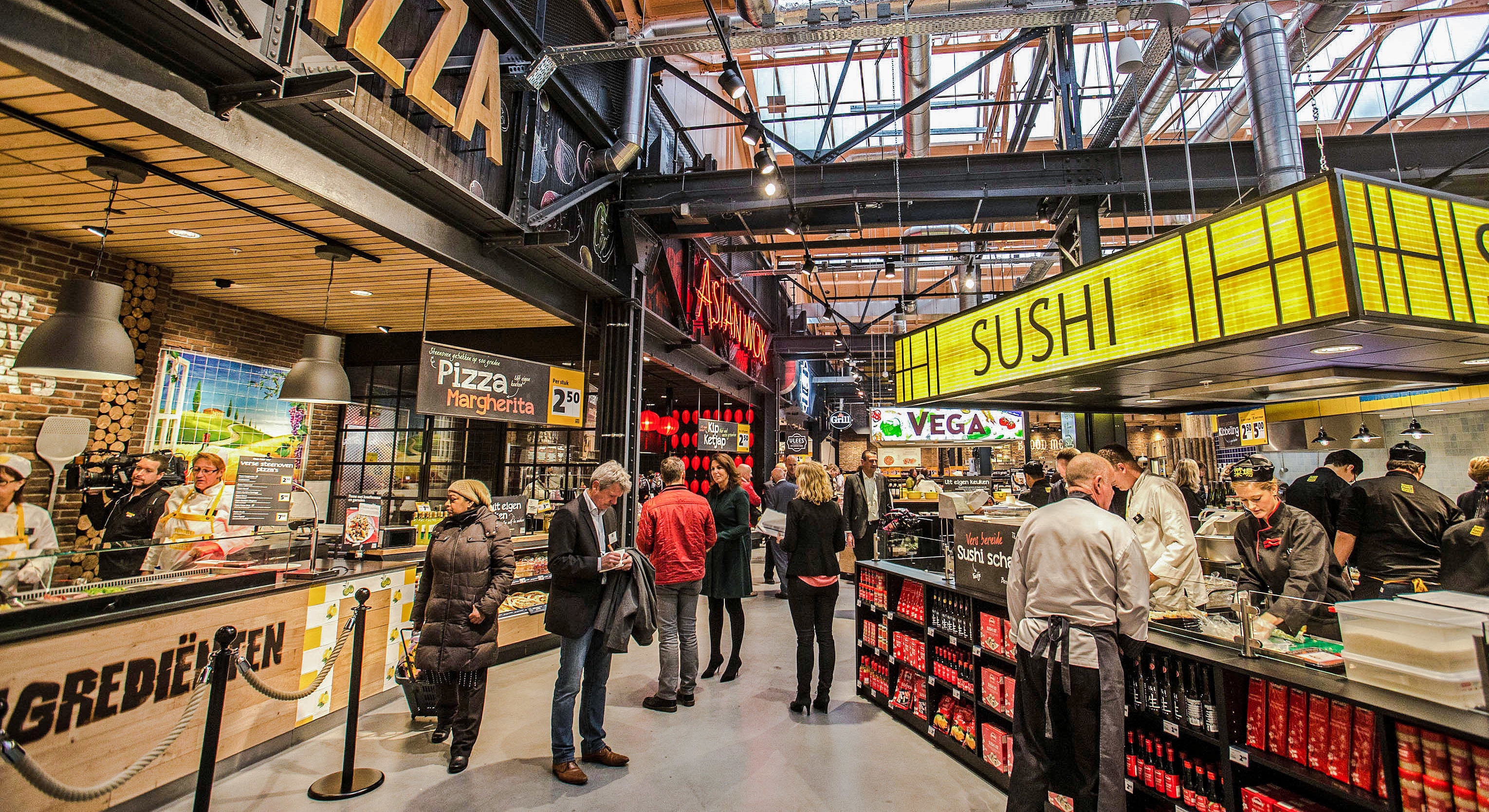 Pizza, Sushi, Salate: Im Foodmarkt ist der Supermarkt zugleich das Bistro
