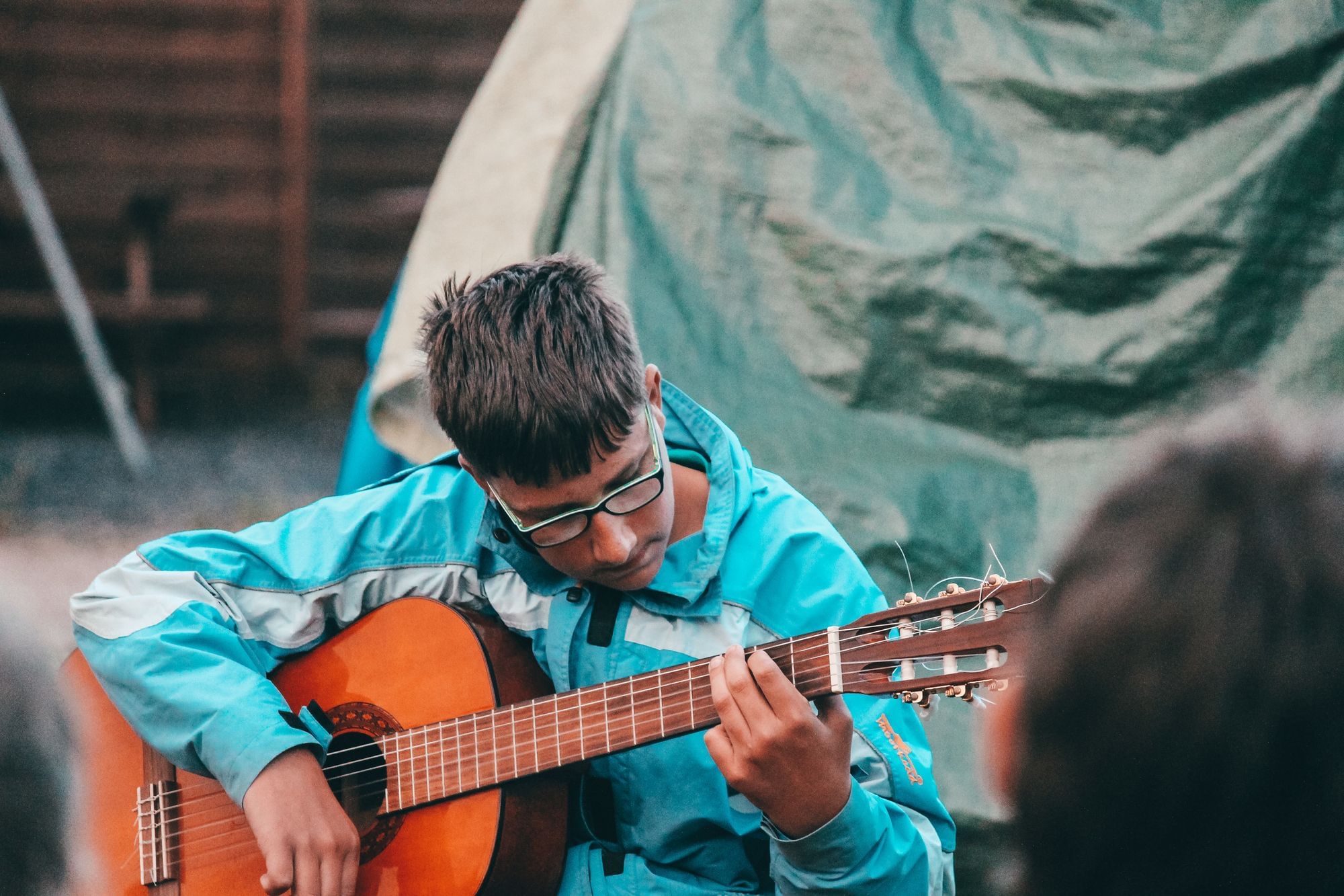 Ein Junge spielt Gitarre.