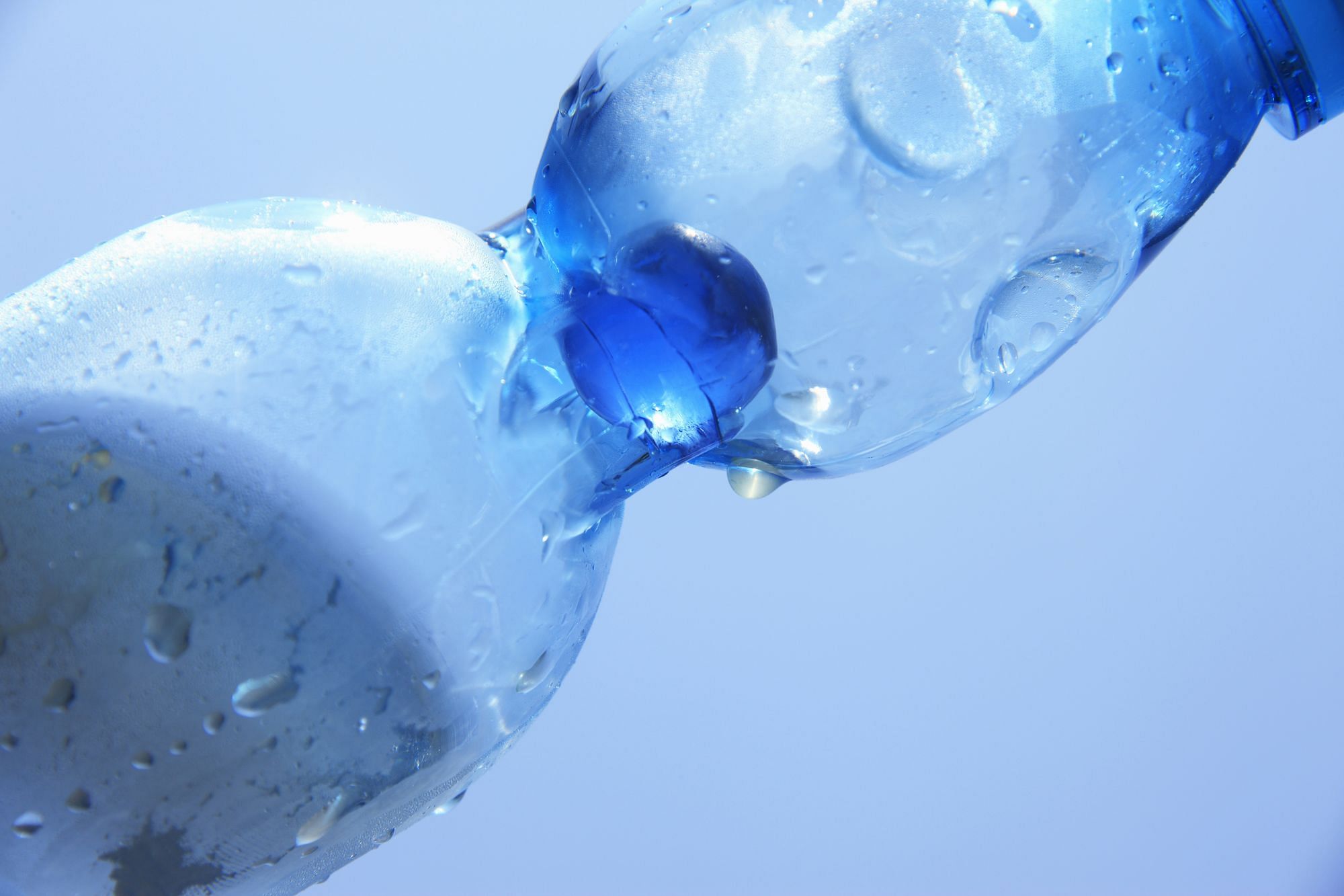 Ein Flaschenhals in durchleutetem Blau mit Perle.