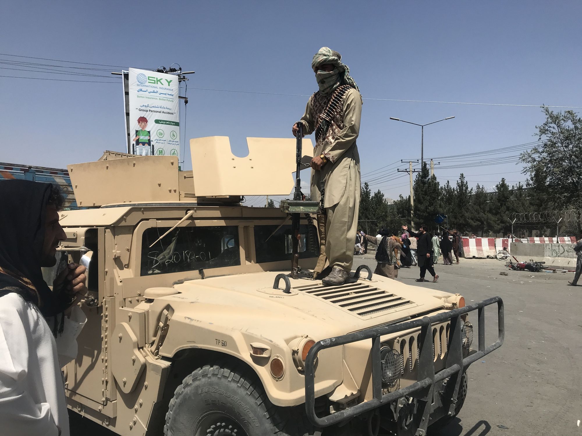 Ein Taliban steht auf der Motorhaube eines Humvees