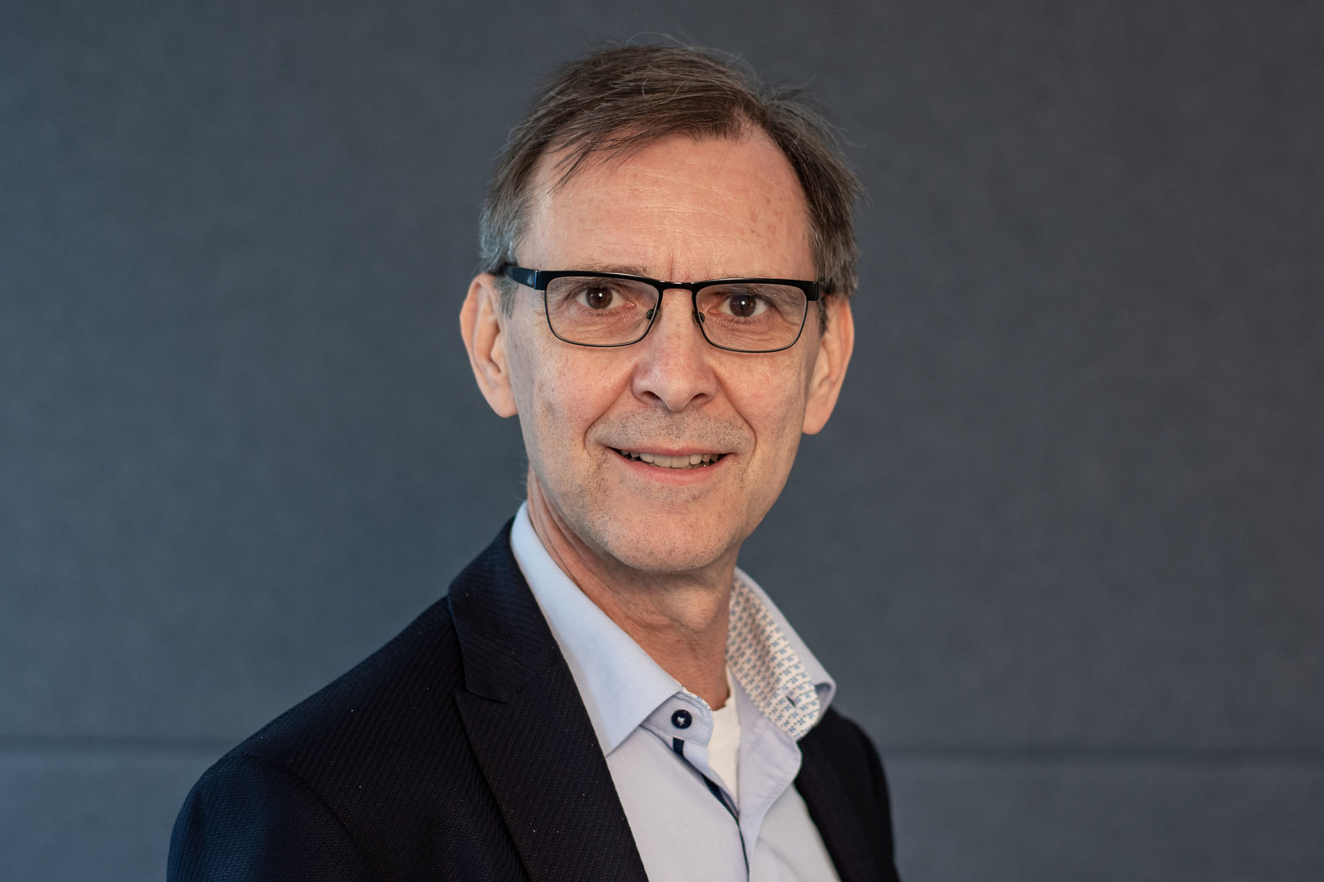 Ein Mann mittleren alters mit Brille.