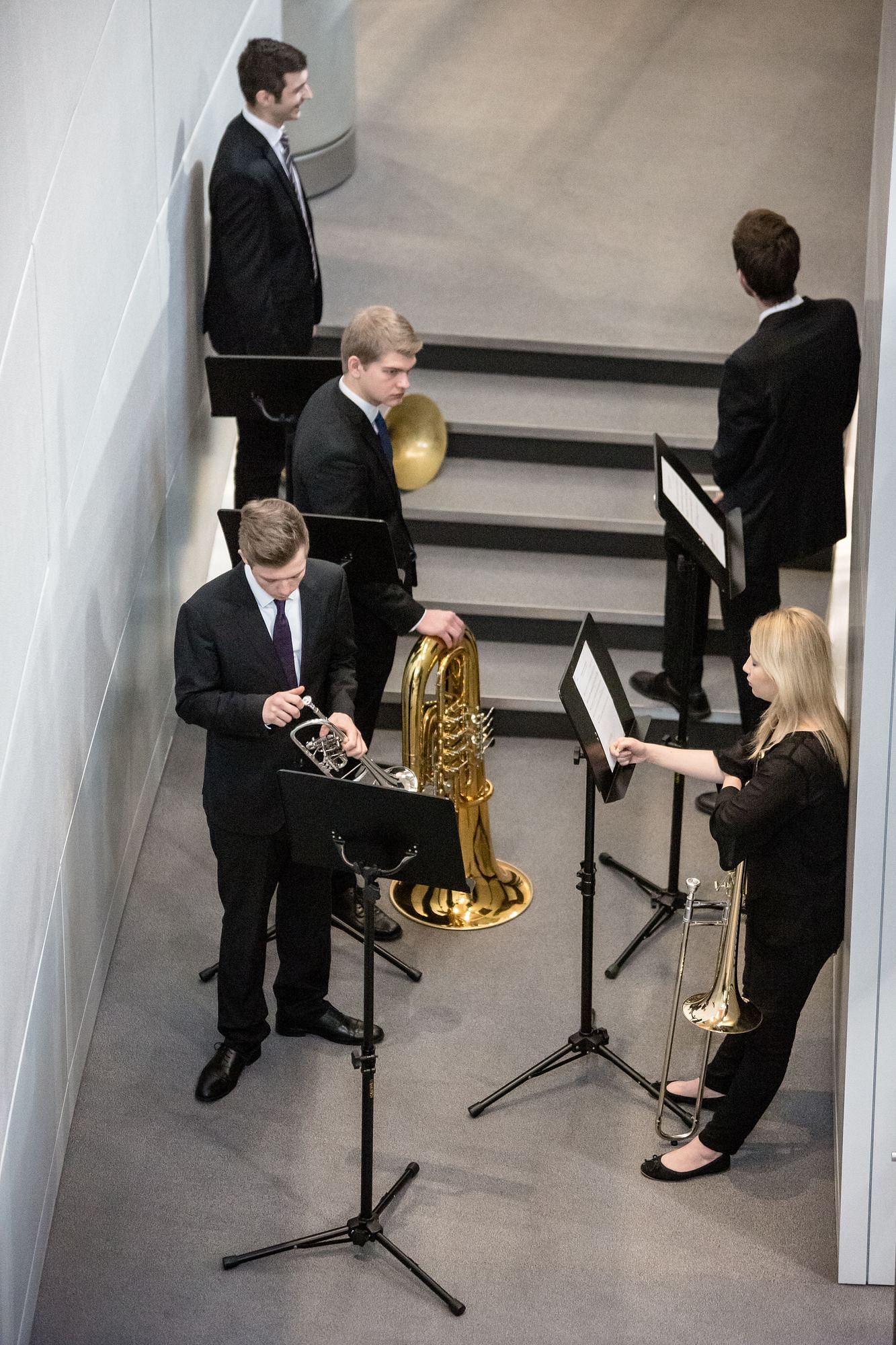 Ein klassisches Quintett steht mit den Notenständern bereit, jedoch maximal entspannt, und wartet.