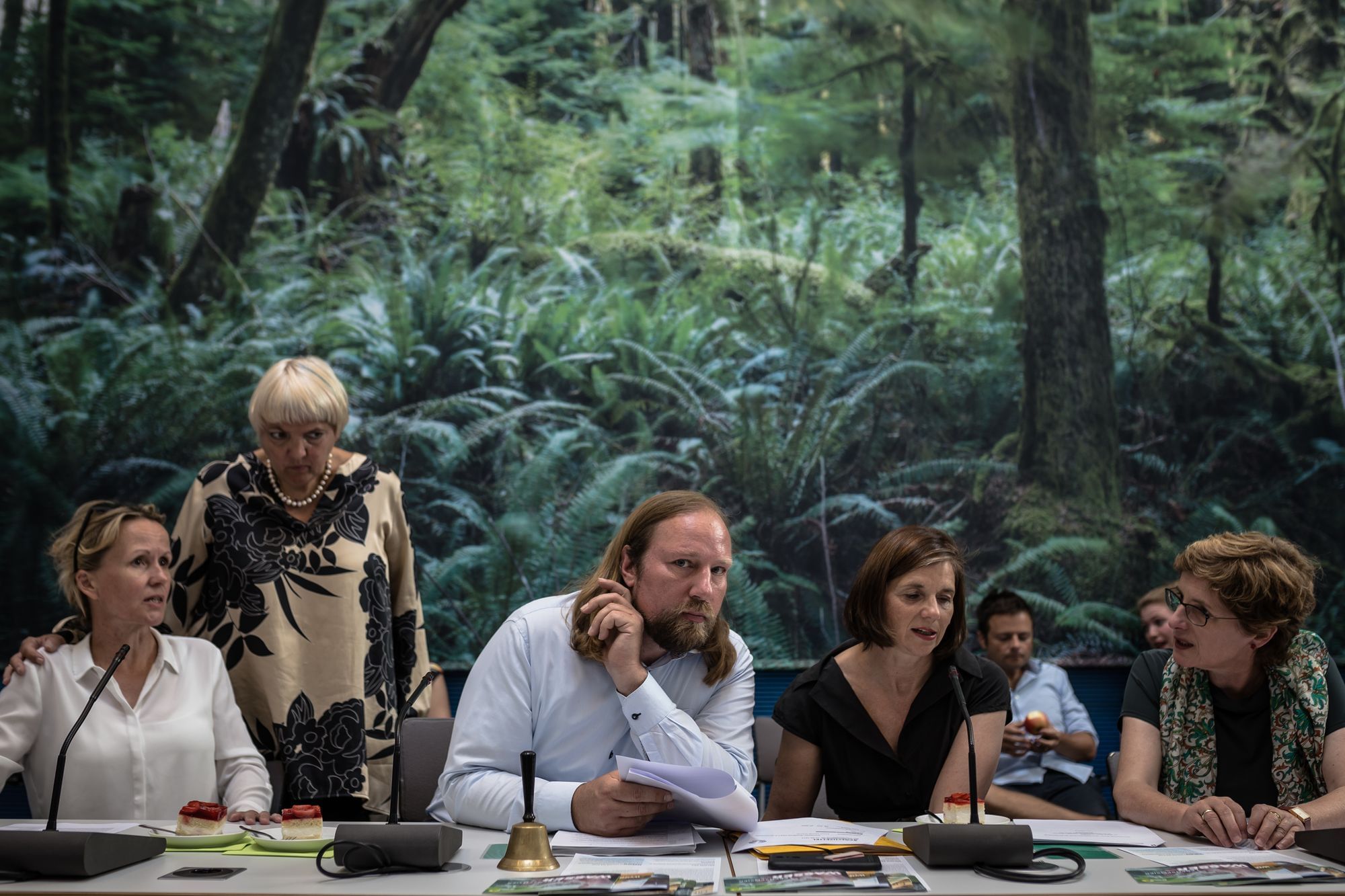 Allegorie auf das letzte Abendmahl. Im Hintergrund ist ein Wald abgebildet. Im Zentrum des Bildes ist Anton Hofreiter welcher uns skeptisch anschaut.