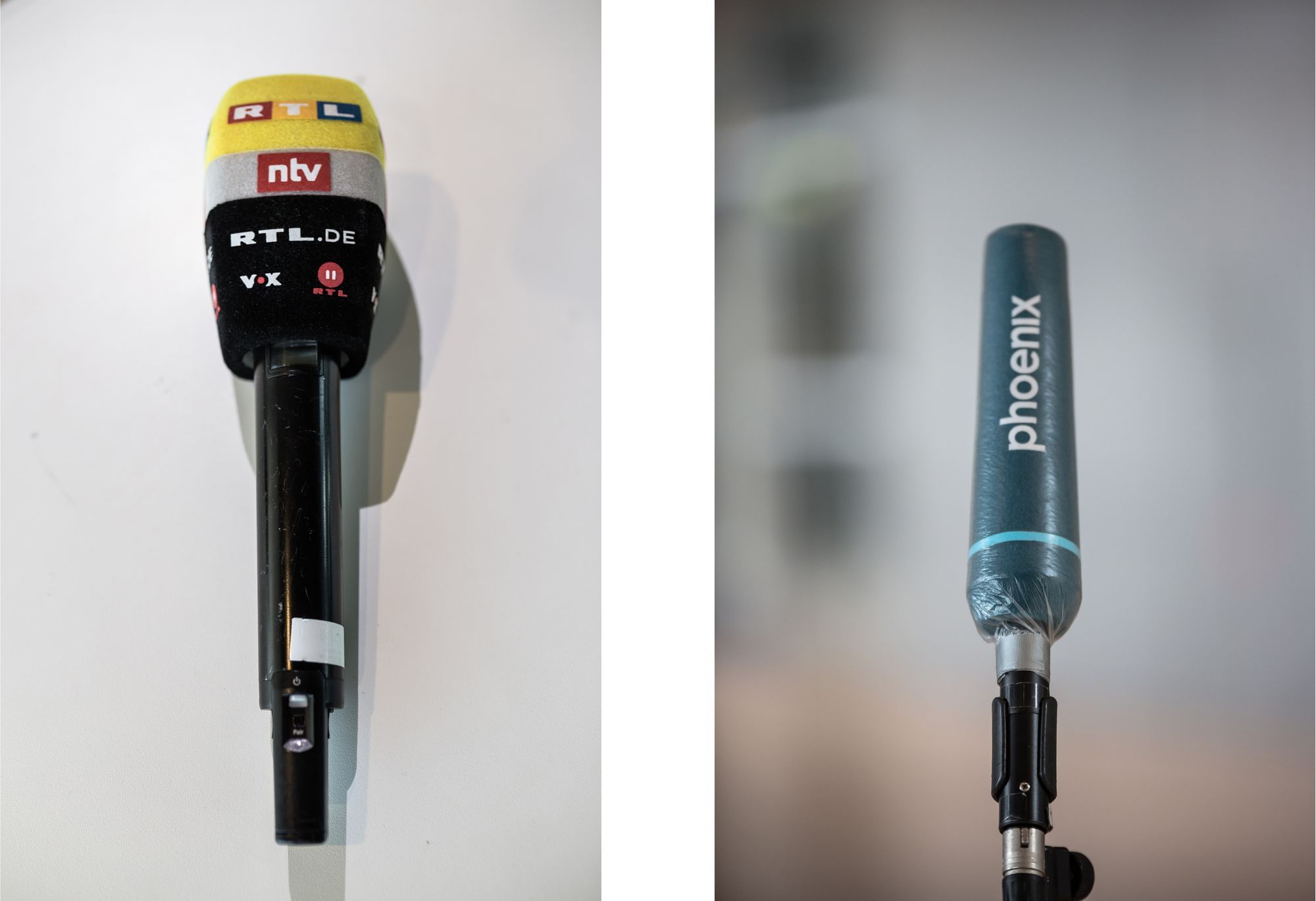 Zwei vertikale Bilder: links ein Mikrophon mit den Logos von RTL, ntv, RTL II und Vox. Rechts, ein Phoenix Mikrophon mit Plastikschutz während der Corona-Pandemie.