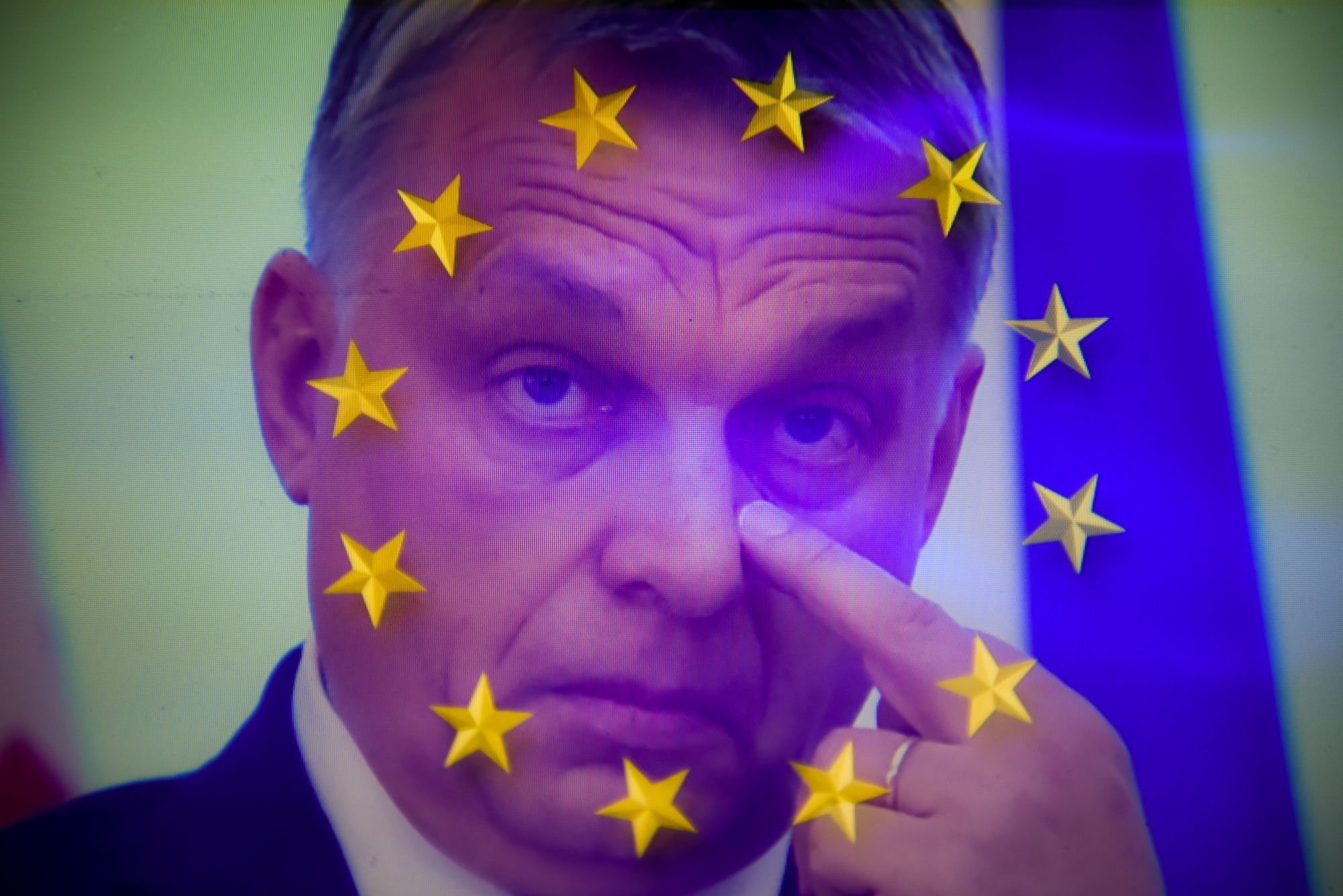 Doppelbelichtung, Victor Orban der sich mit dem Mittelfinger am Auge kratzt überlagert von einer EU-Flagge